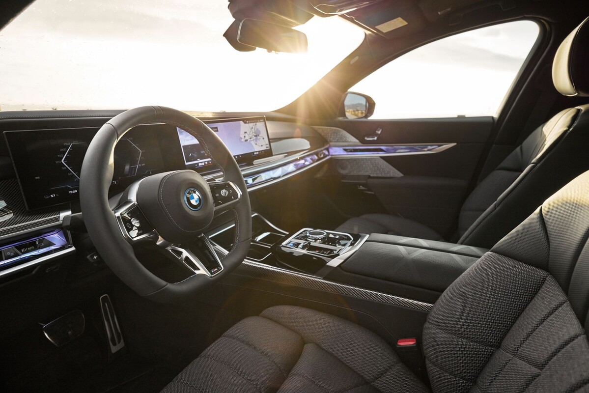 Close-up de la llanta del BMW i7, con diseño moderno y atractivo. Close-up de la llanta del BMW i7, con diseño moderno y atractivo.