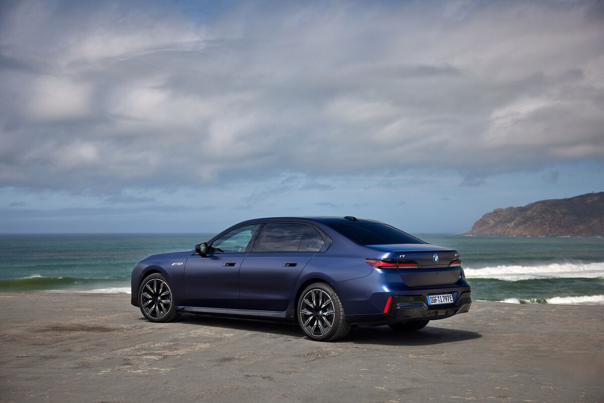 BMW i7 en la playa, luciendo su elegante diseño exterior. BMW i7 en la playa, luciendo su elegante diseño exterior.
