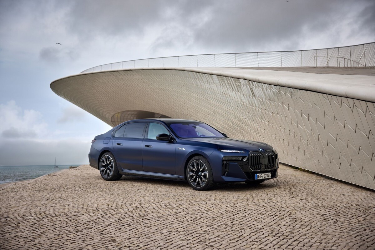 Perspectiva frontal del BMW i7, resaltando su imponente parrilla. Perspectiva frontal del BMW i7, resaltando su imponente parrilla.