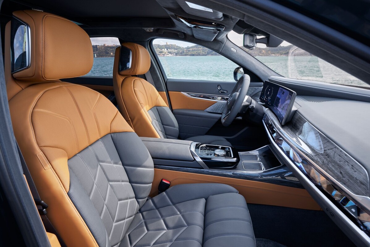 Elegancia en la parte trasera del BMW i7, unido a un hermoso paisaje. Elegancia en la parte trasera del BMW i7, unido a un hermoso paisaje.