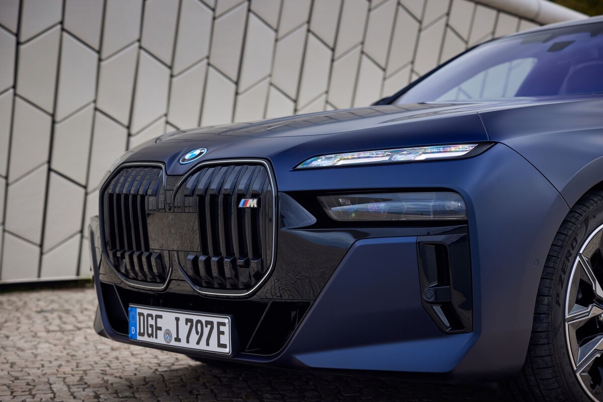 Vista del logo M70 en el maletero, resaltando su estilo deportivo. Vista del logo M70 en el maletero, resaltando su estilo deportivo.