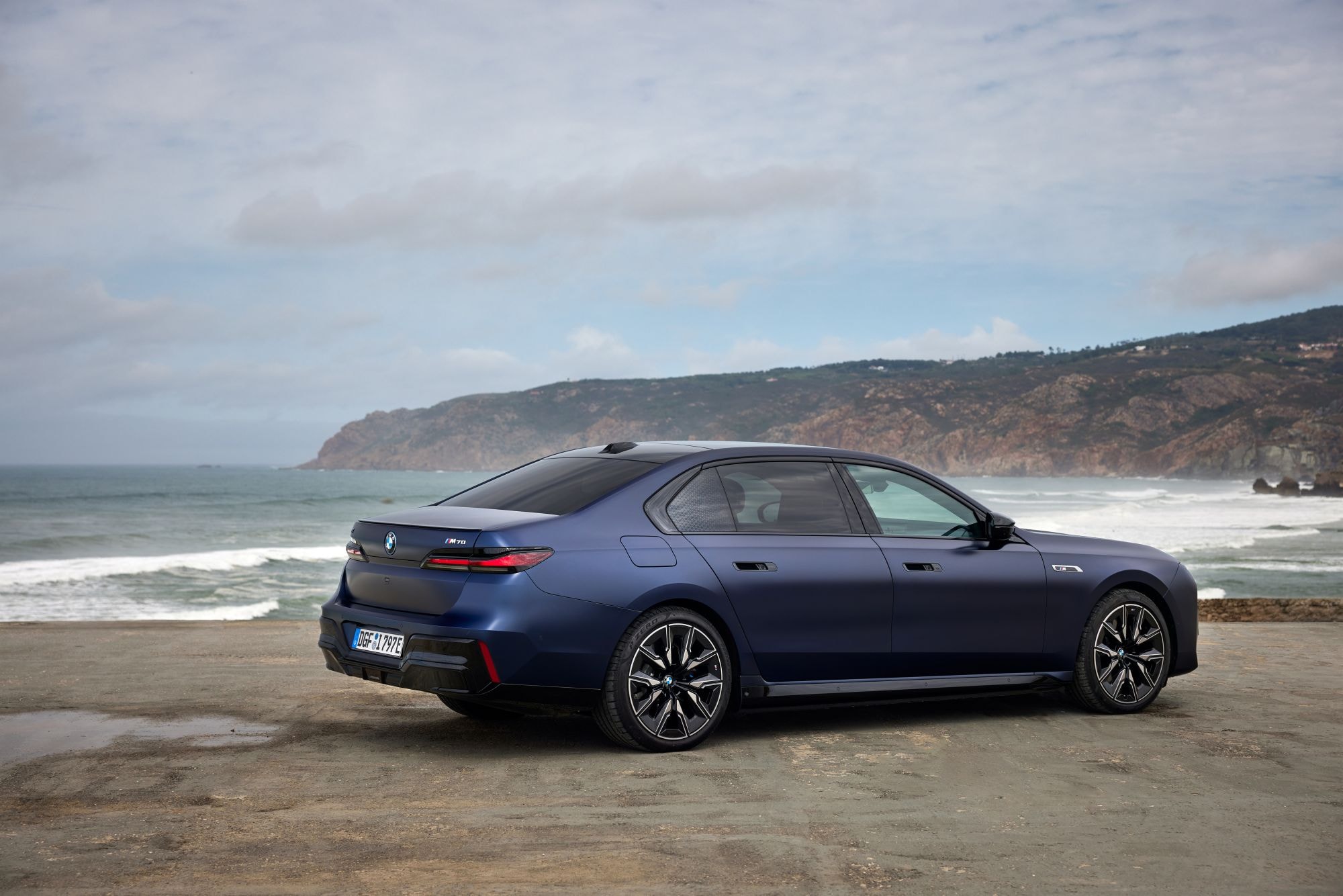 Vista frontal del BMW i7 resaltando su diseño aerodinámico.