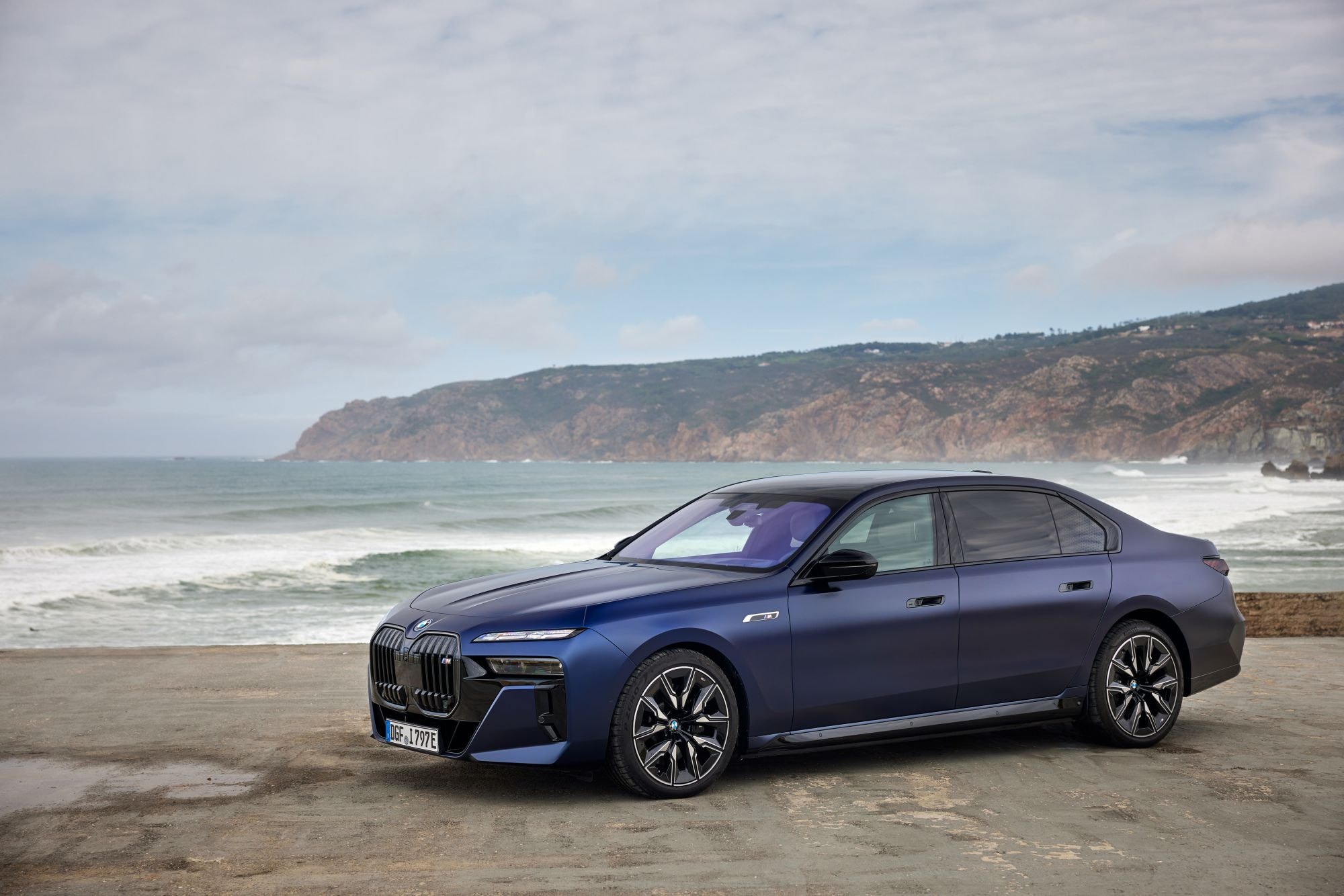 Perspectiva lateral del i7, combinando elegancia y deportividad.