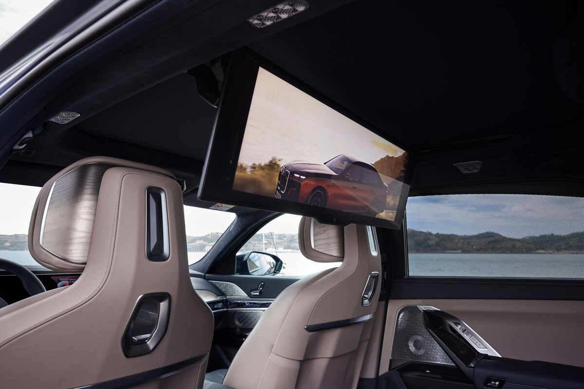 Vista interior mostrando la pantalla trasera de entretenimiento. Vista interior mostrando la pantalla trasera de entretenimiento.