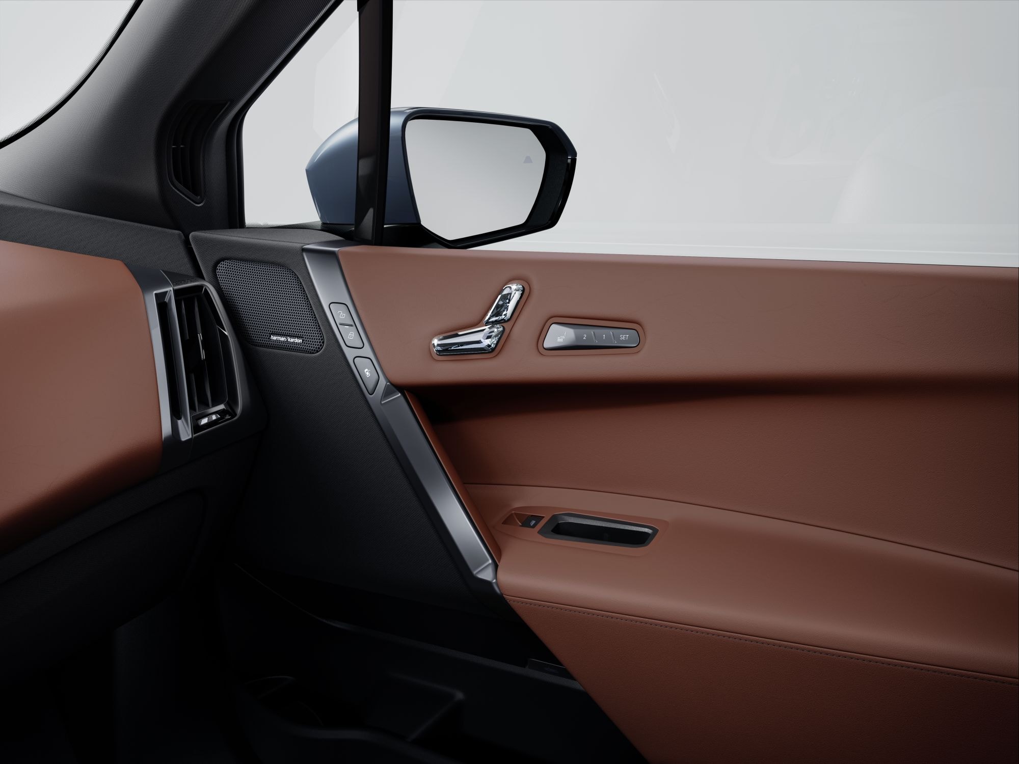 Vista lateral del interior con asientos de cuero de diseño exclusivo.