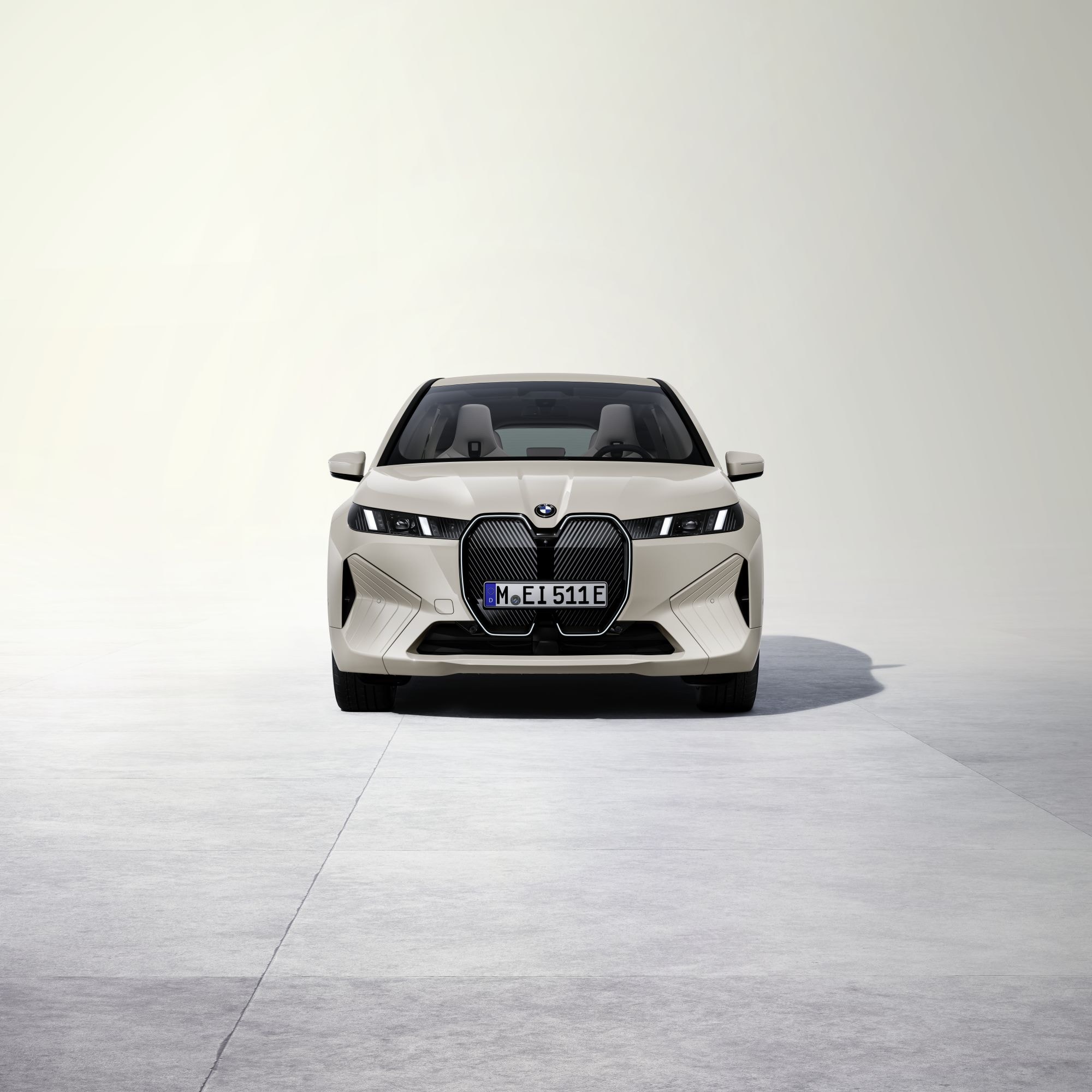 Primer plano del frontal, resaltando su imponente parrilla y faros.