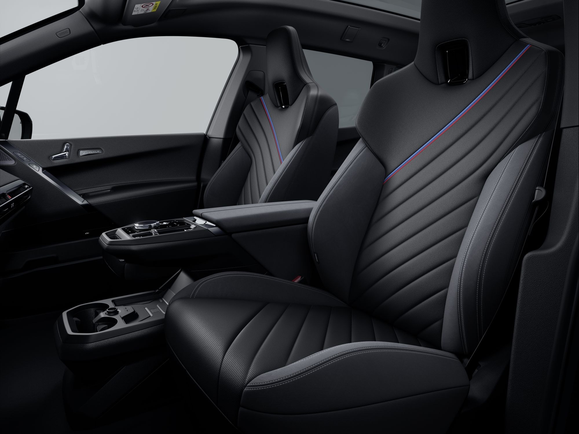 Detalle del frontal, mostrando tecnología avanzada en faros y parrilla.