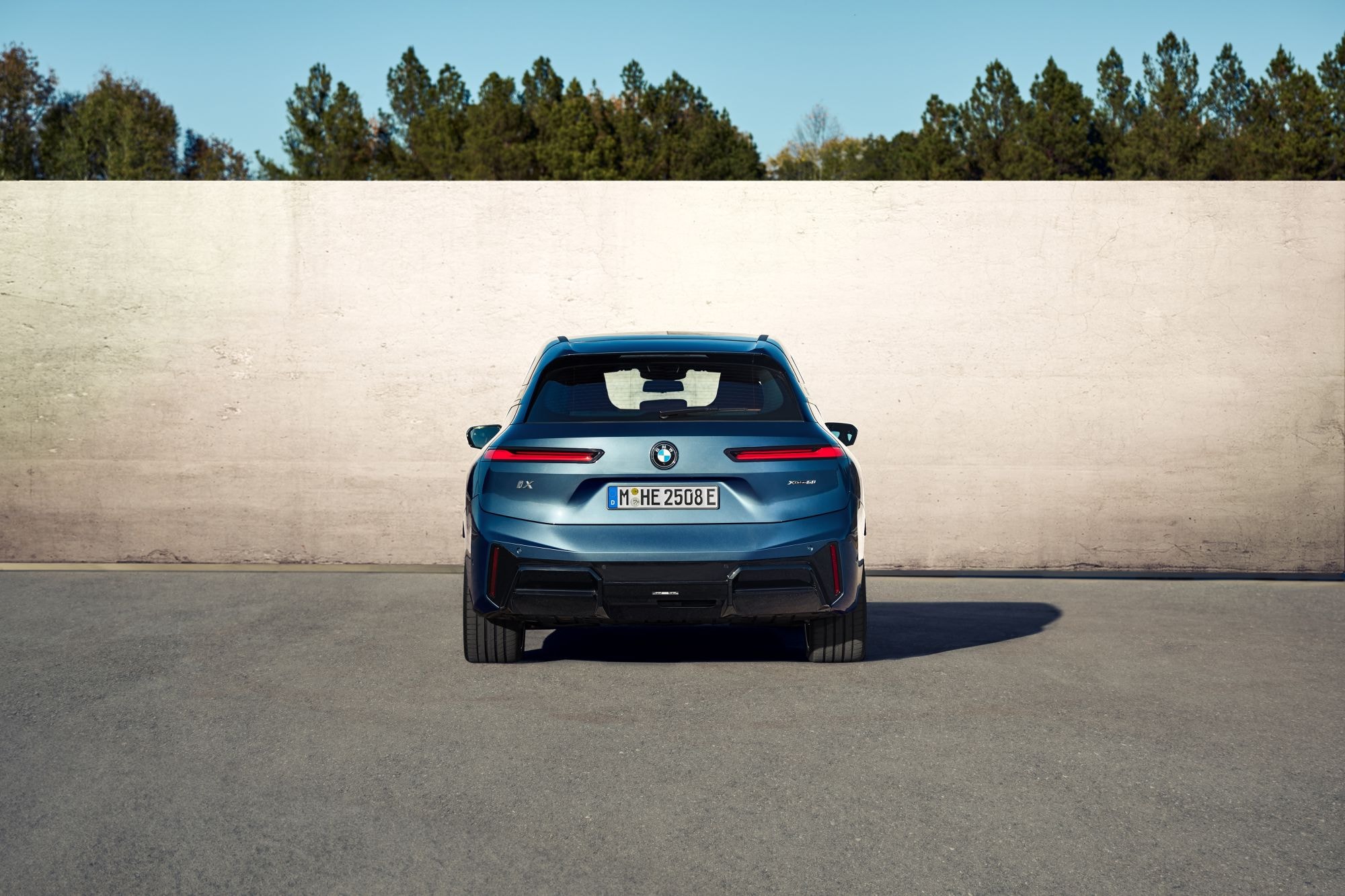 Vista combinada del frontal y perfil del iX, un lujo eléctrico.