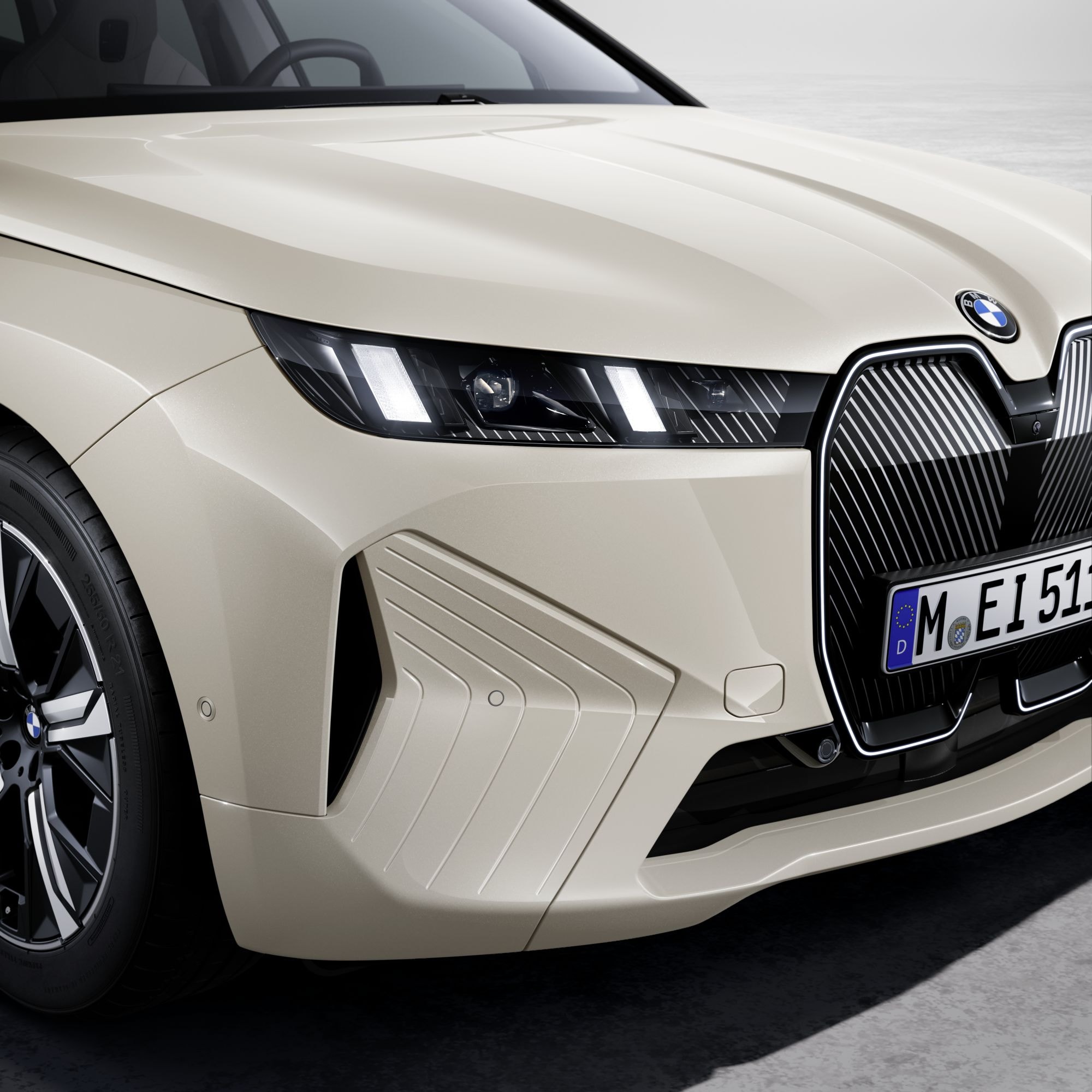 Espacio trasero cómodo y elegante, con asientos bien diseñado.