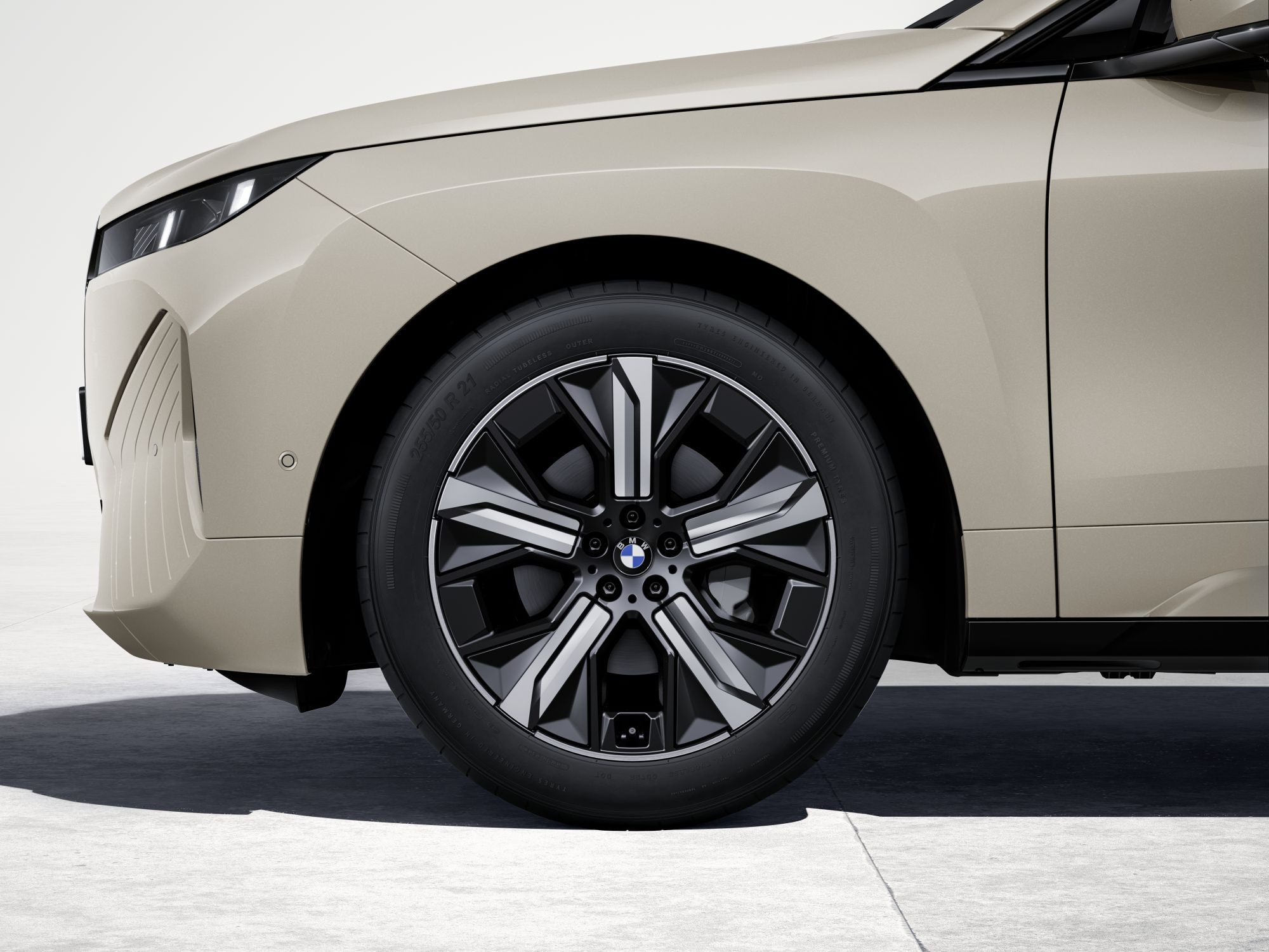 Interior moderno con un tablero digital intuitivo y elegante.