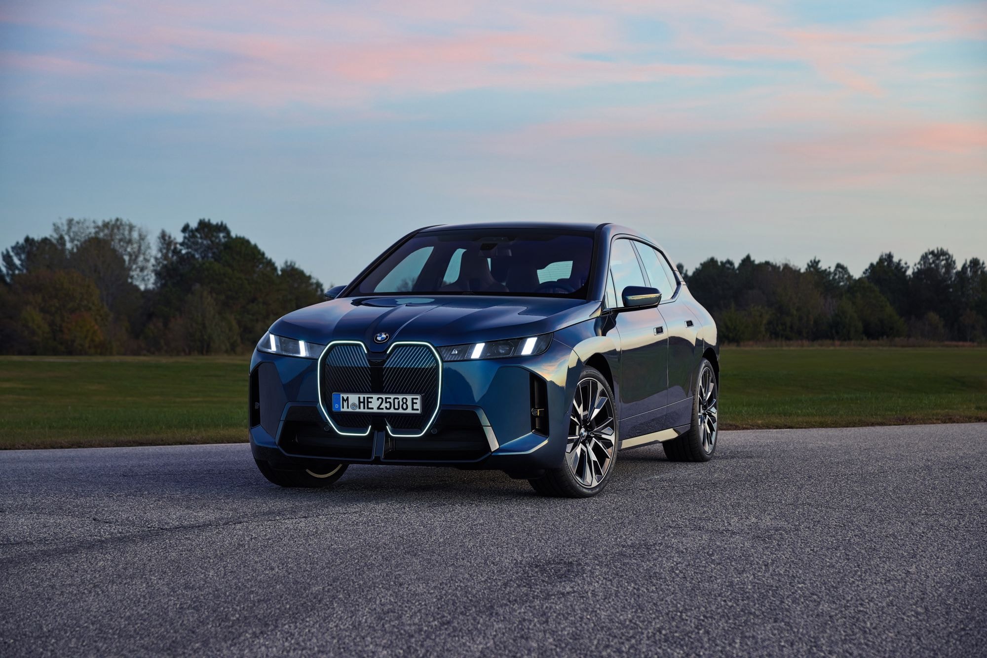 Vista trasera en atardecer, donde se aprecian sus líneas elegantes.