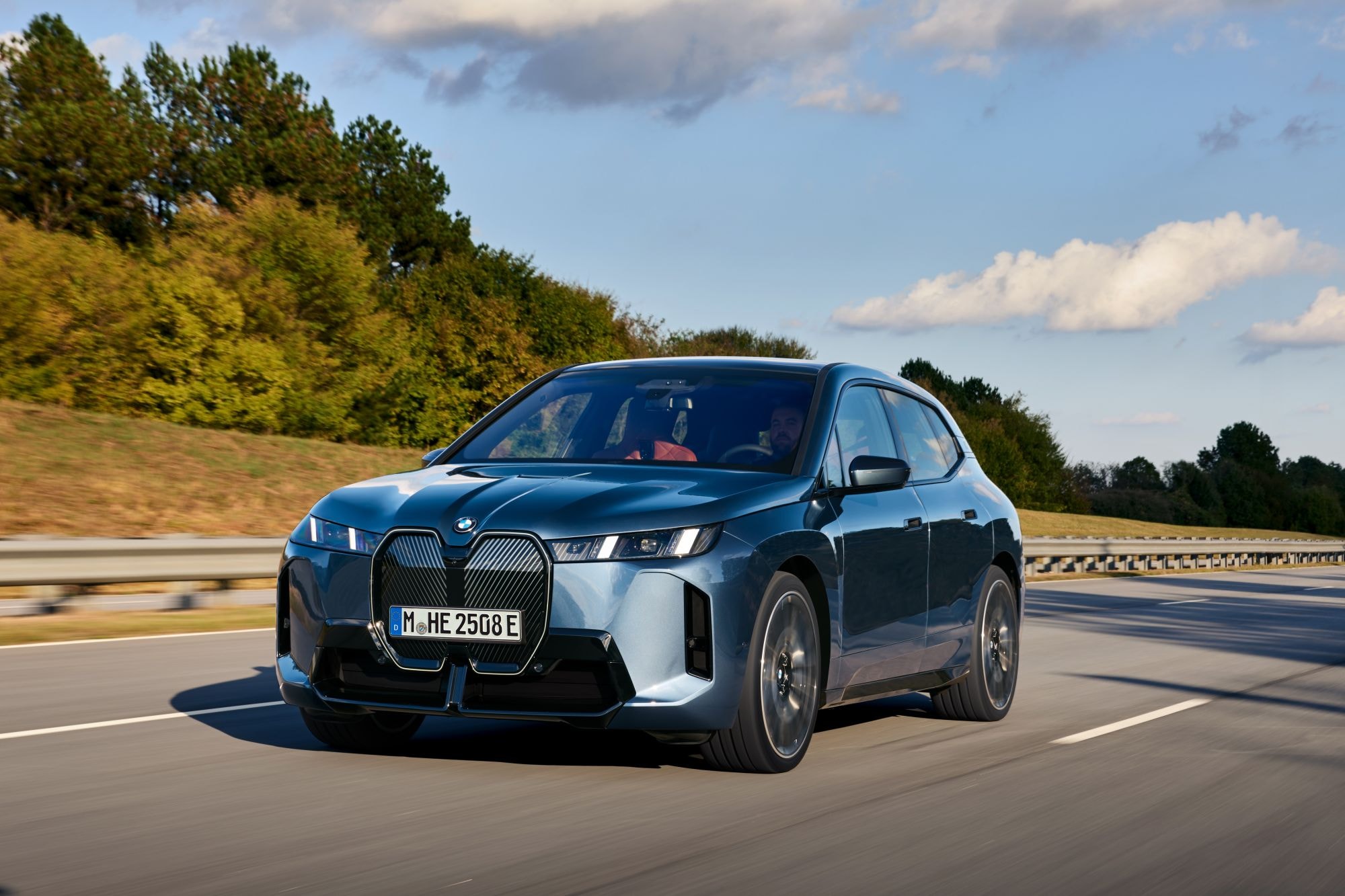 Vista trasera del BMW iX, mostrando un diseño aerodinámico.