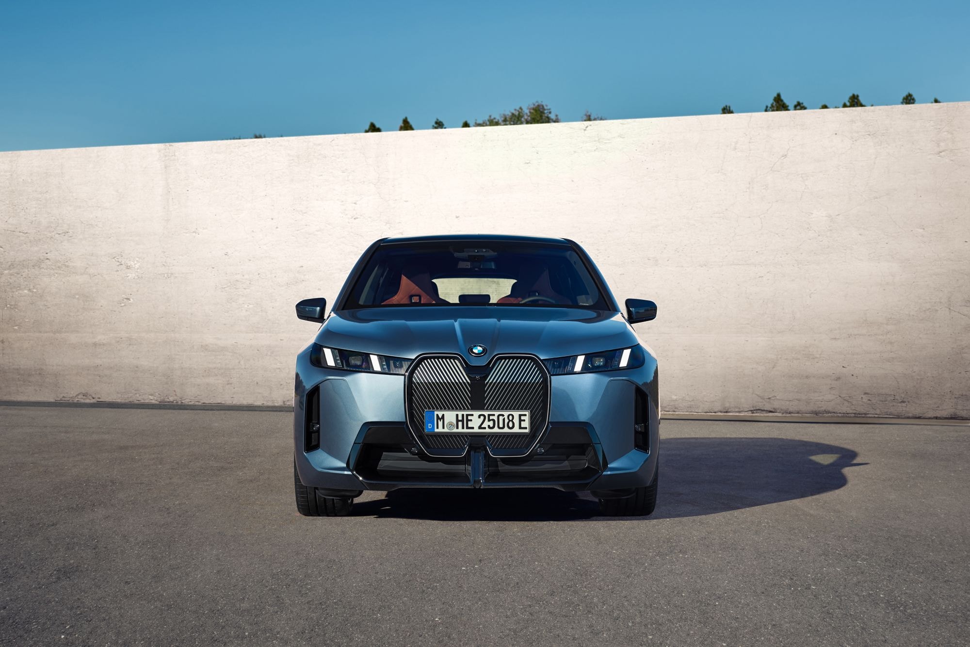 Frontal del BMW iX, destacando su diseño audaz y moderno.