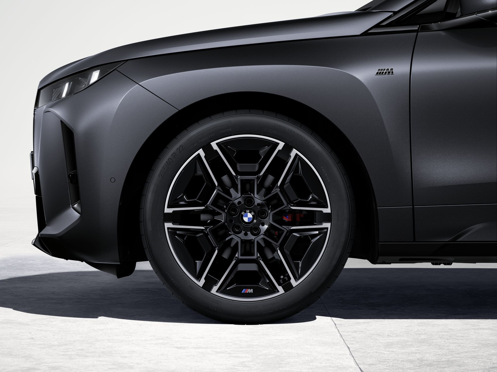 Vista frontal del BMW iX eléctrico, destacando su diseño agresivo.