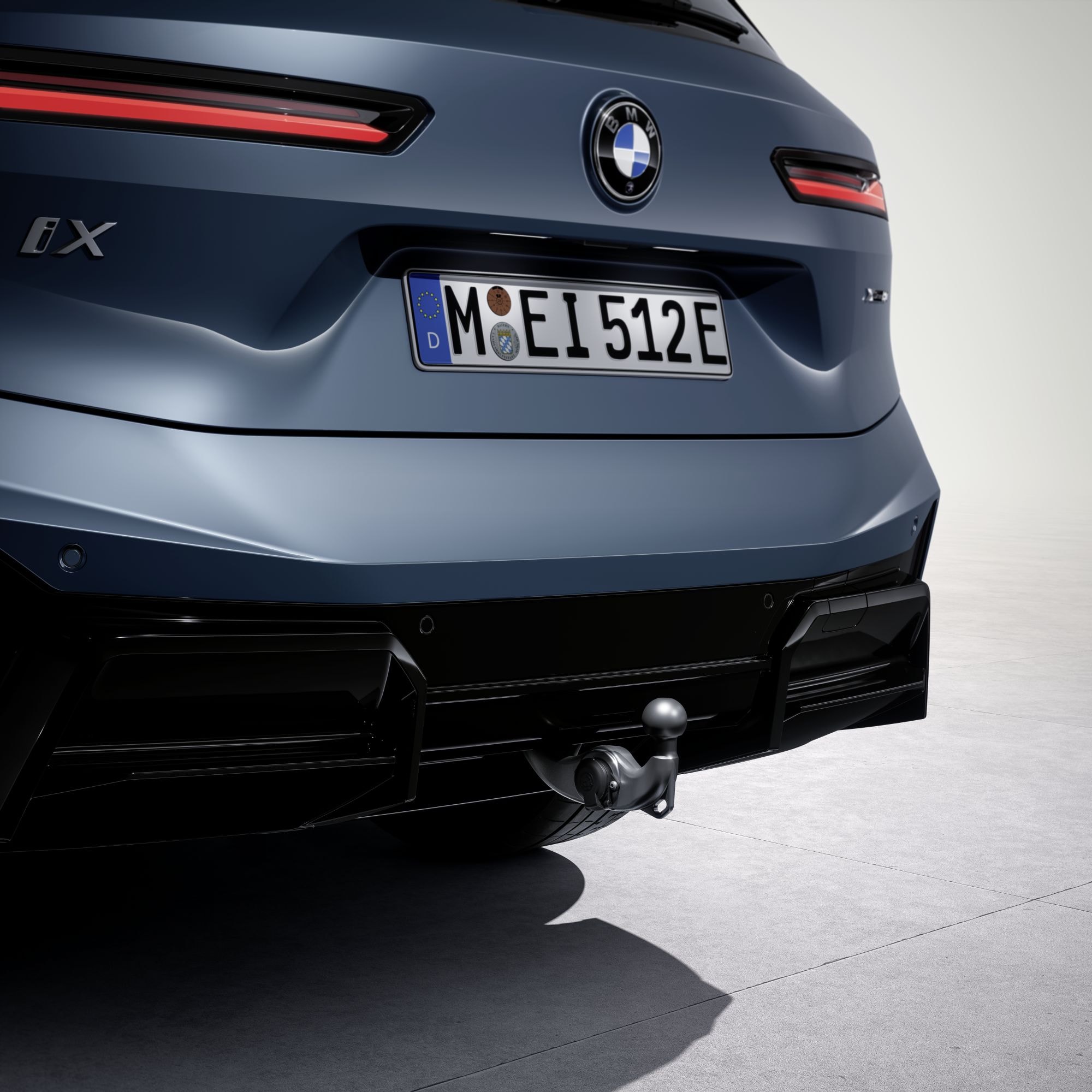 Detalle de la llanta del BMW iX, que combina estilo y rendimiento.