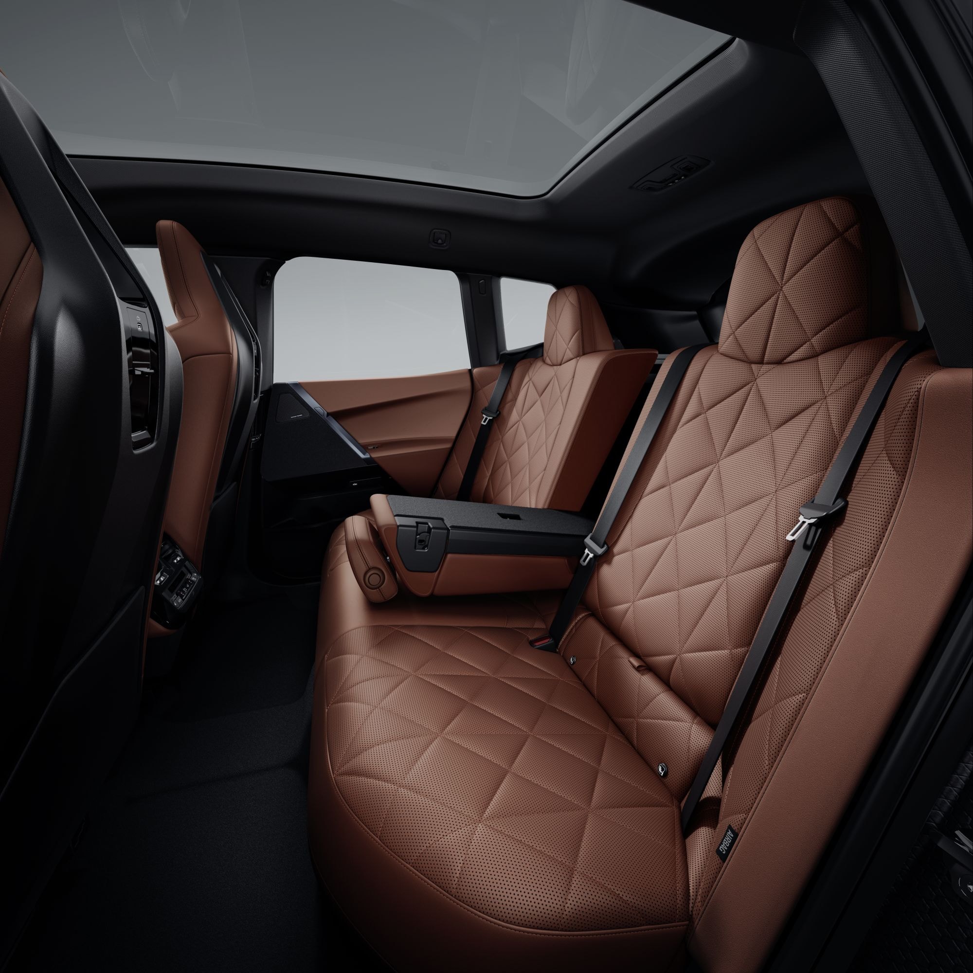 Panorámica del salpicadero del BMW iX, con tecnología avanzada.