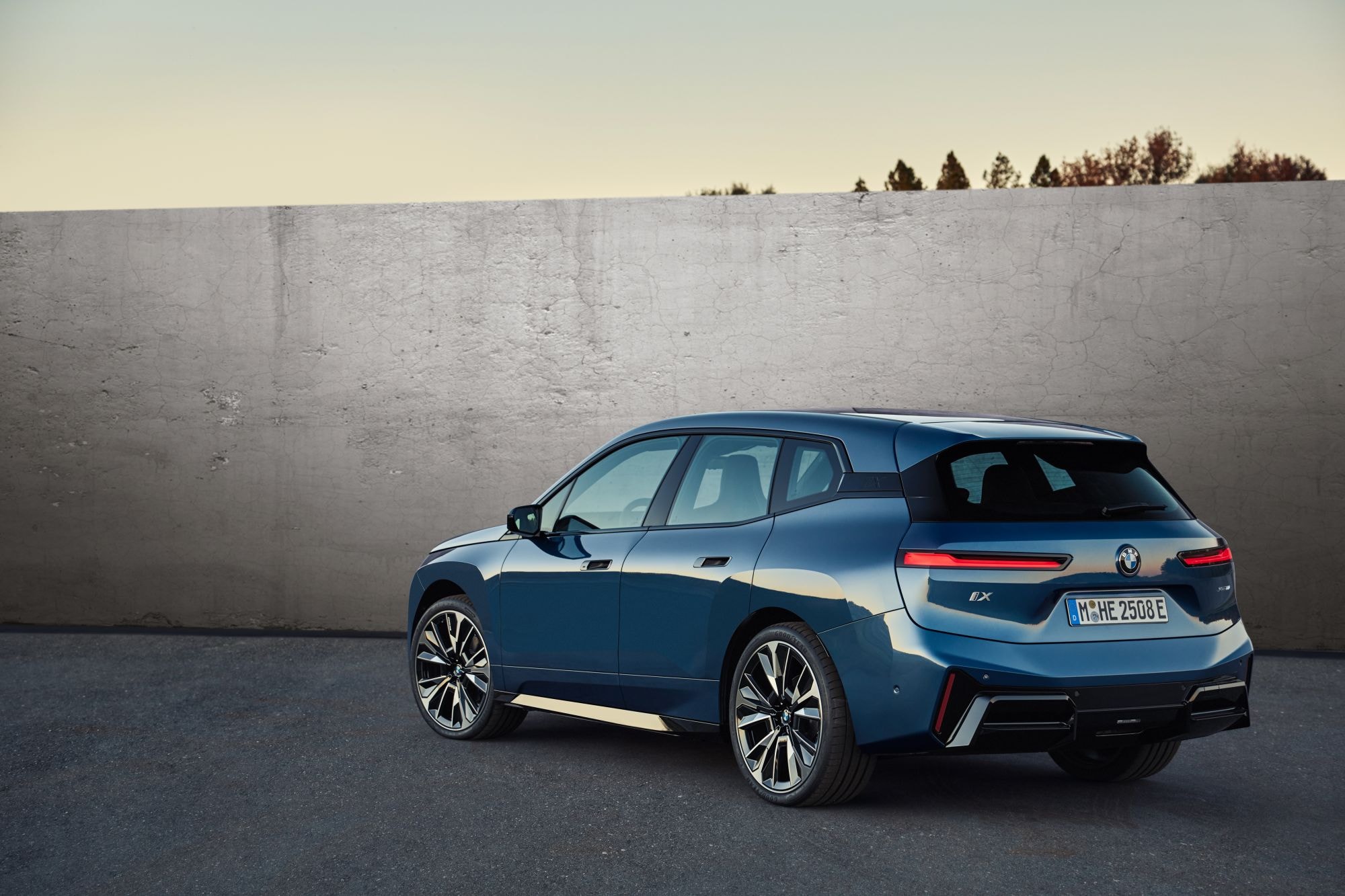 Vista trasera del BMW iX, resalta su estilo distintivo y moderno.