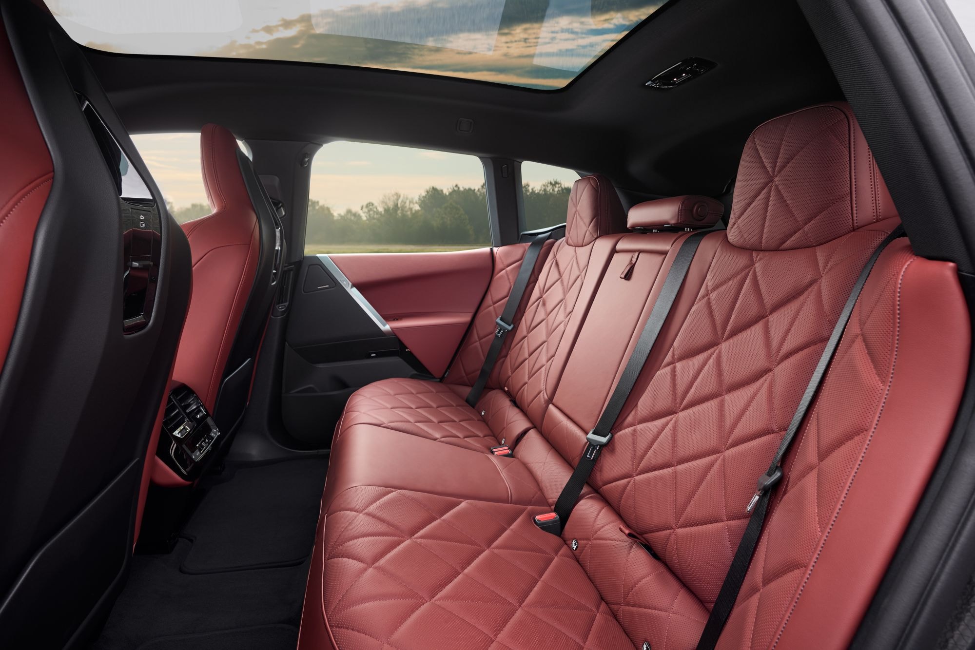Detalles de los asientos delanteros, destacando su confort y elegancia.
