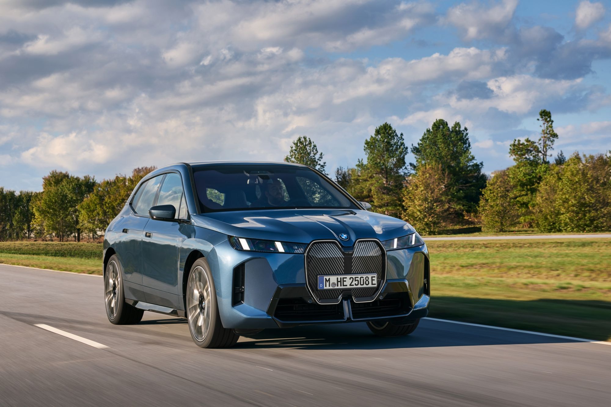 Primer plano del faro del BMW iX, con tecnología avanzada de iluminación.