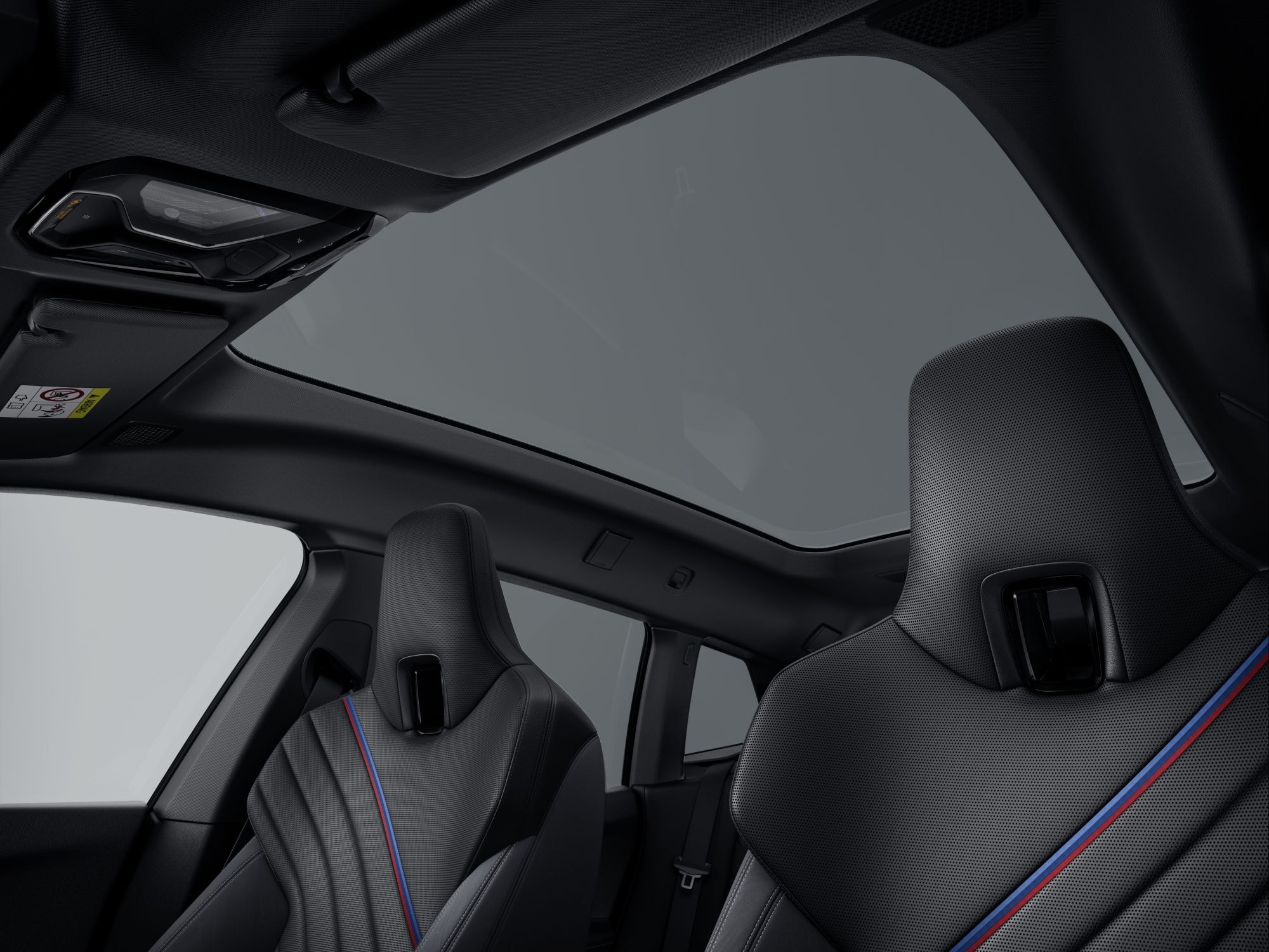 Vista del interior con asientos deportivos y techo panorámico.