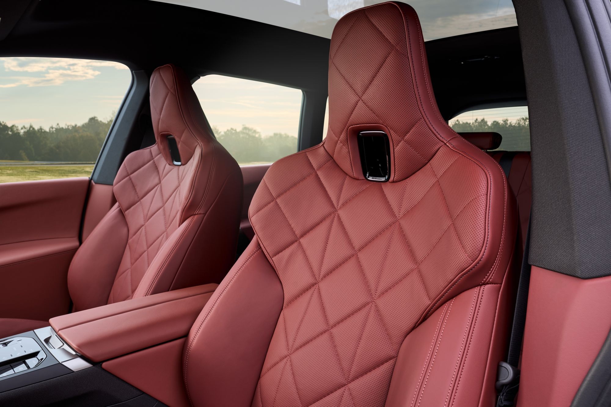 Espacioso interior del BMW iX con asientos de cuero y diseño moderno.