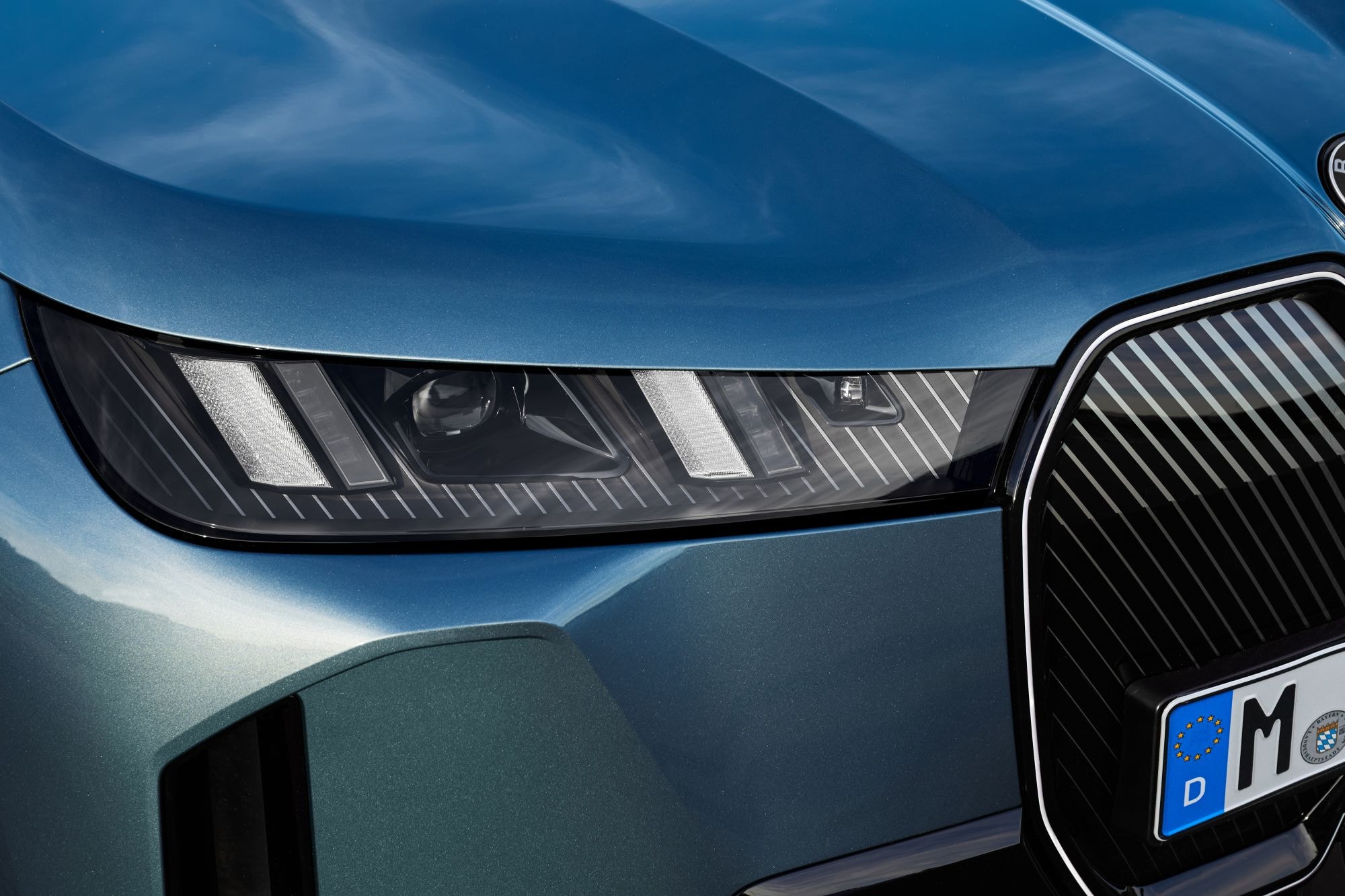 Vista de la parte trasera del BMW iX, mostrando diseño aerodinámico.