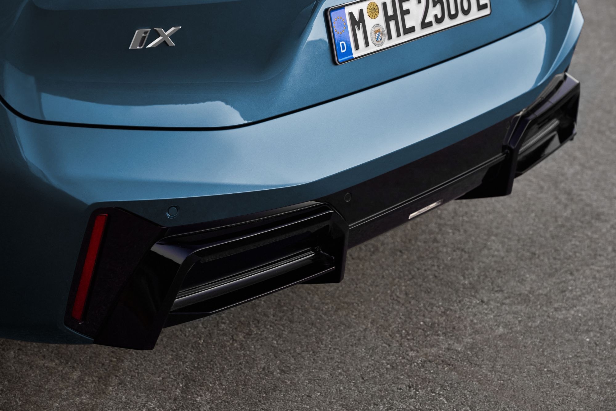 Lujosa rueda del BMW iX, con diseño elegante y deportivo.