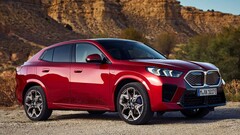 Vista delantera y lateral del BMW iX2 destacando su imponente parrilla. Vista delantera y lateral del BMW iX2 destacando su imponente parrilla.