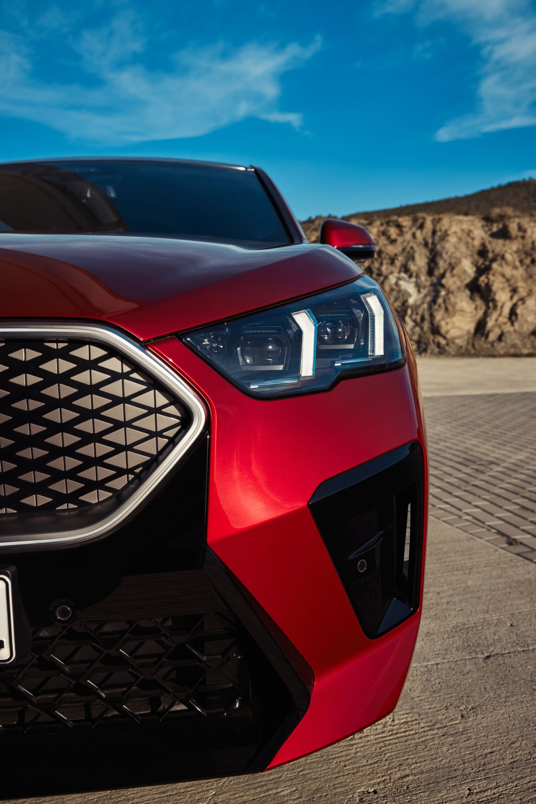 Vista trasera del BMW iX2, mostrando su elegancia y diseño contemporáneo.