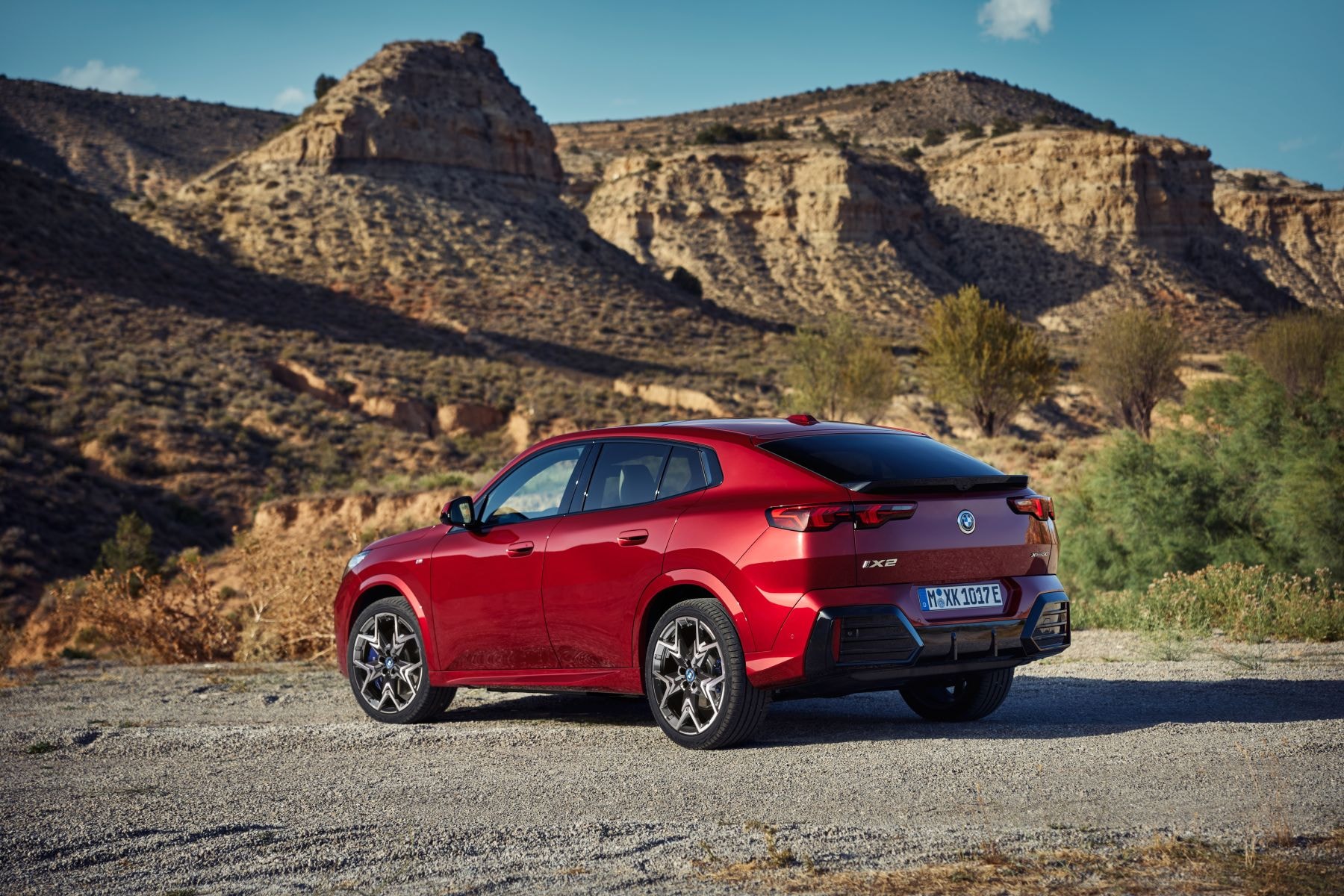El agresivo frontal del BMW iX2 con su distintiva parrilla.