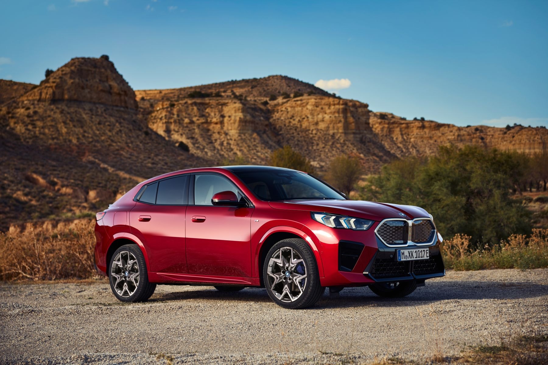 Vista frontal del BMW iX2, con diseño moderno y agresivo.