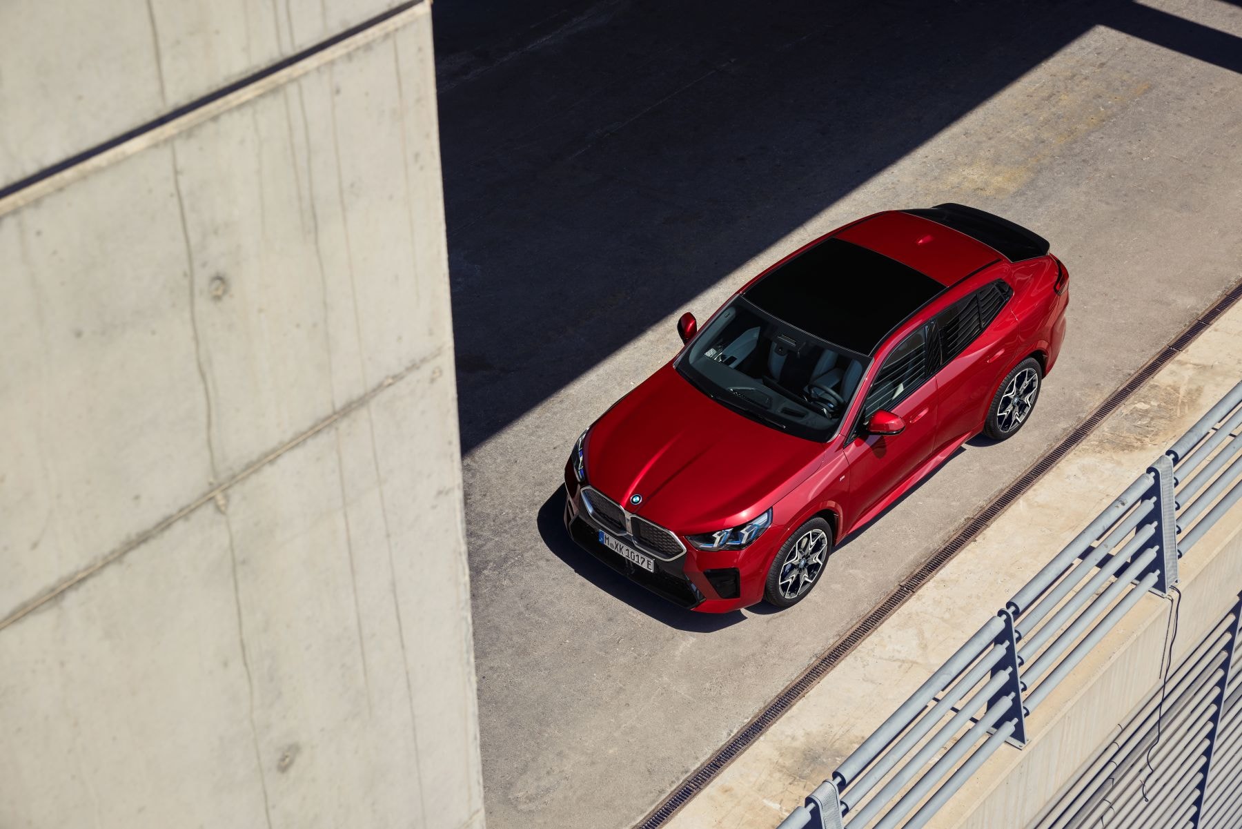 Perspectiva lateral del iX2, mostrando su elegante silueta.