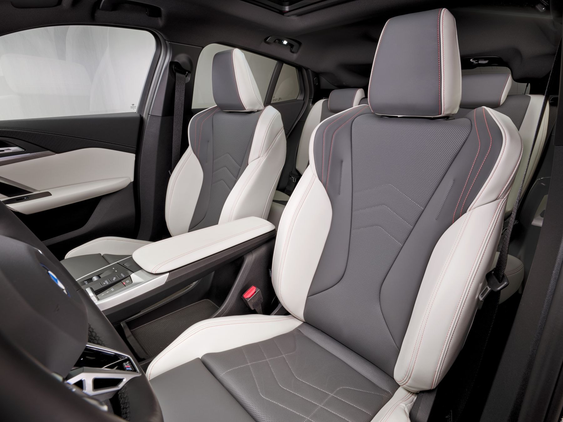 Detalles del interior de la puerta, mostrando acabados de alta calidad.