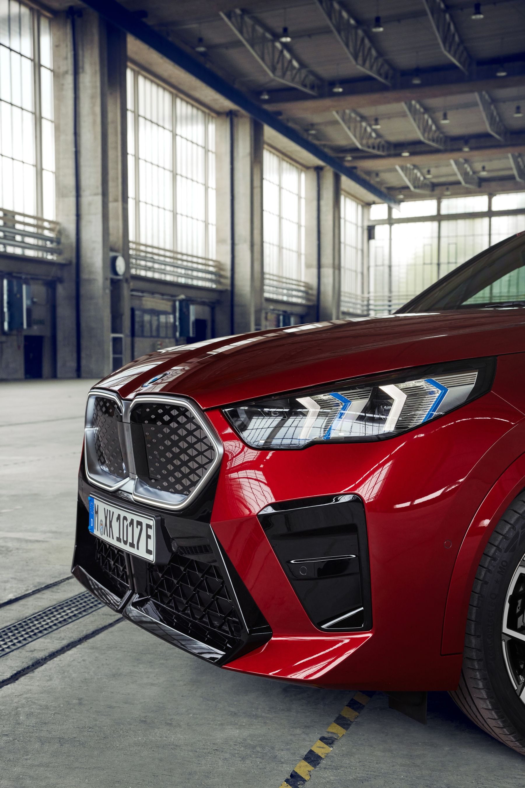 Otra vista trasera del BMW iX2 que captura su diseño dinámico.