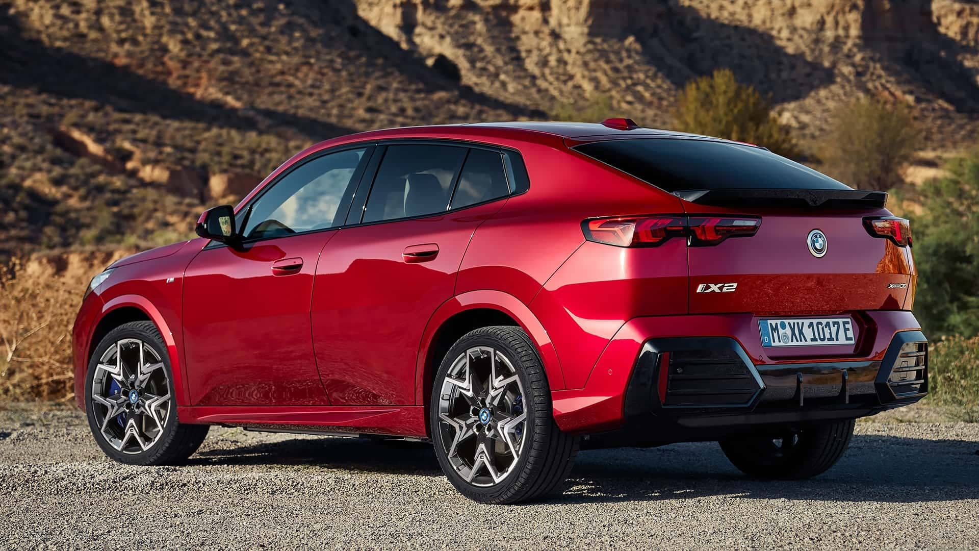 Vista trasera y lateral que muestra las líneas y diseño de la carrocería.