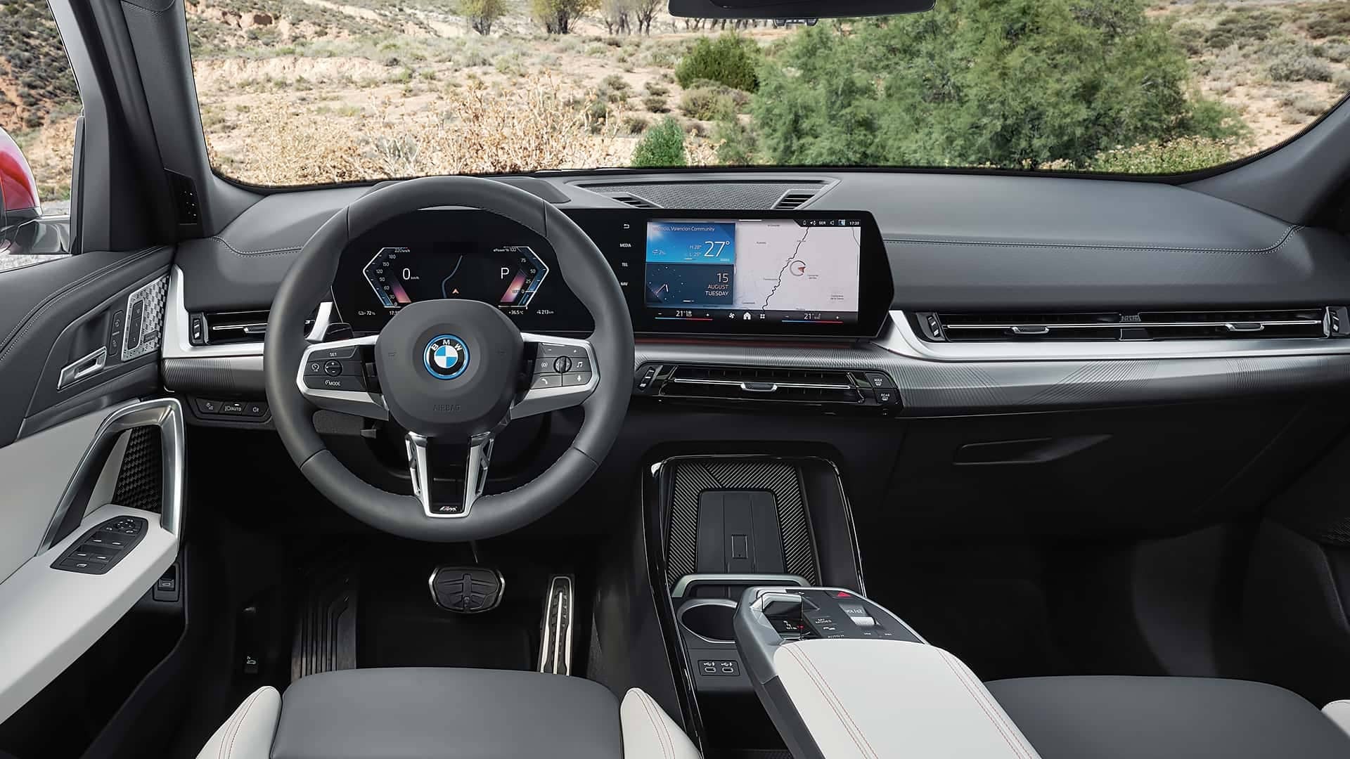 Imagen del puesto de conducción con volante y pantalla digital.