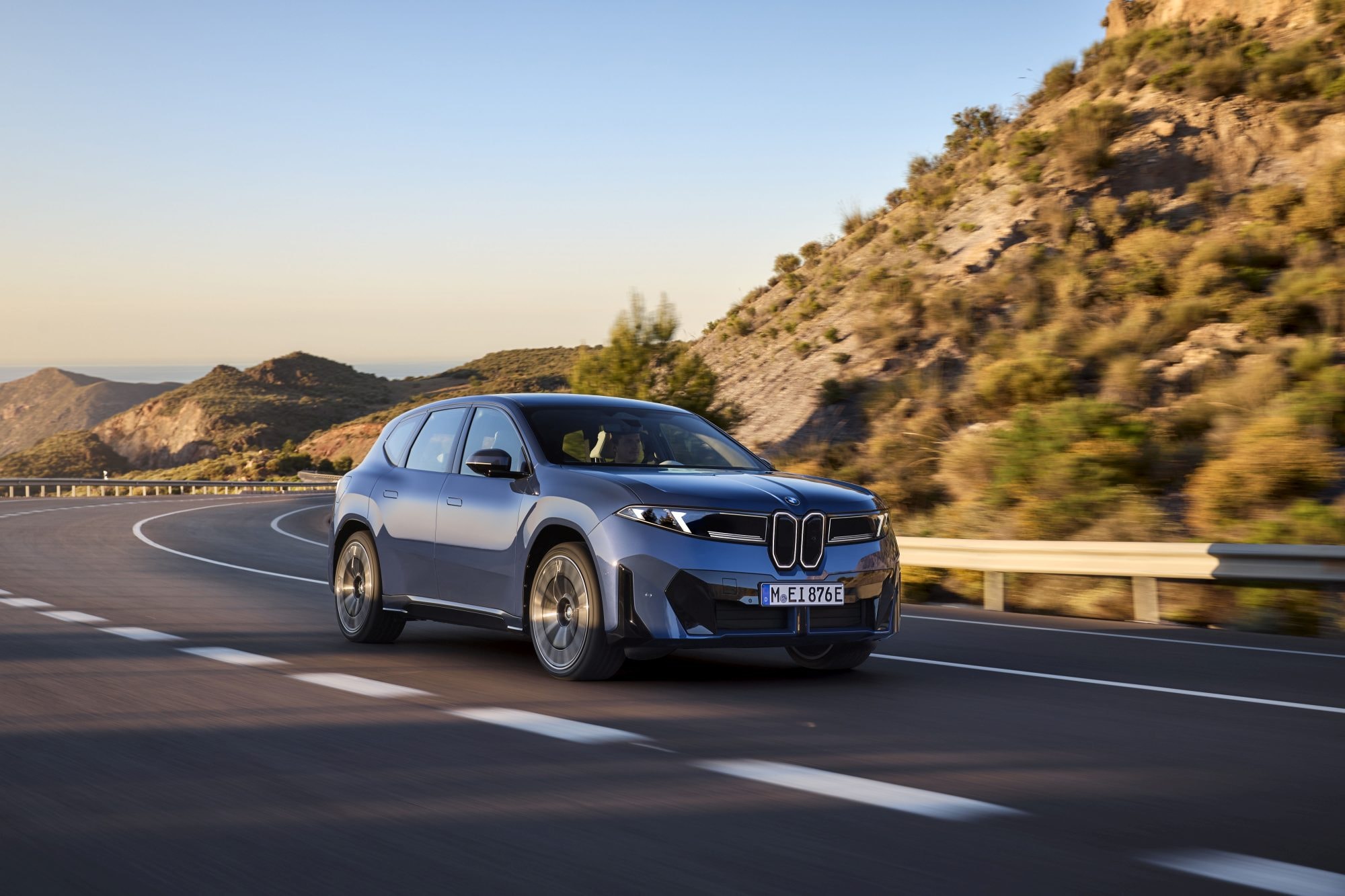 El BMW iX3 eléctrico muestra su elegancia en plena carretera.