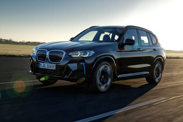 El iX3 de BMW capturado con una luz natural que acentúa su silueta.