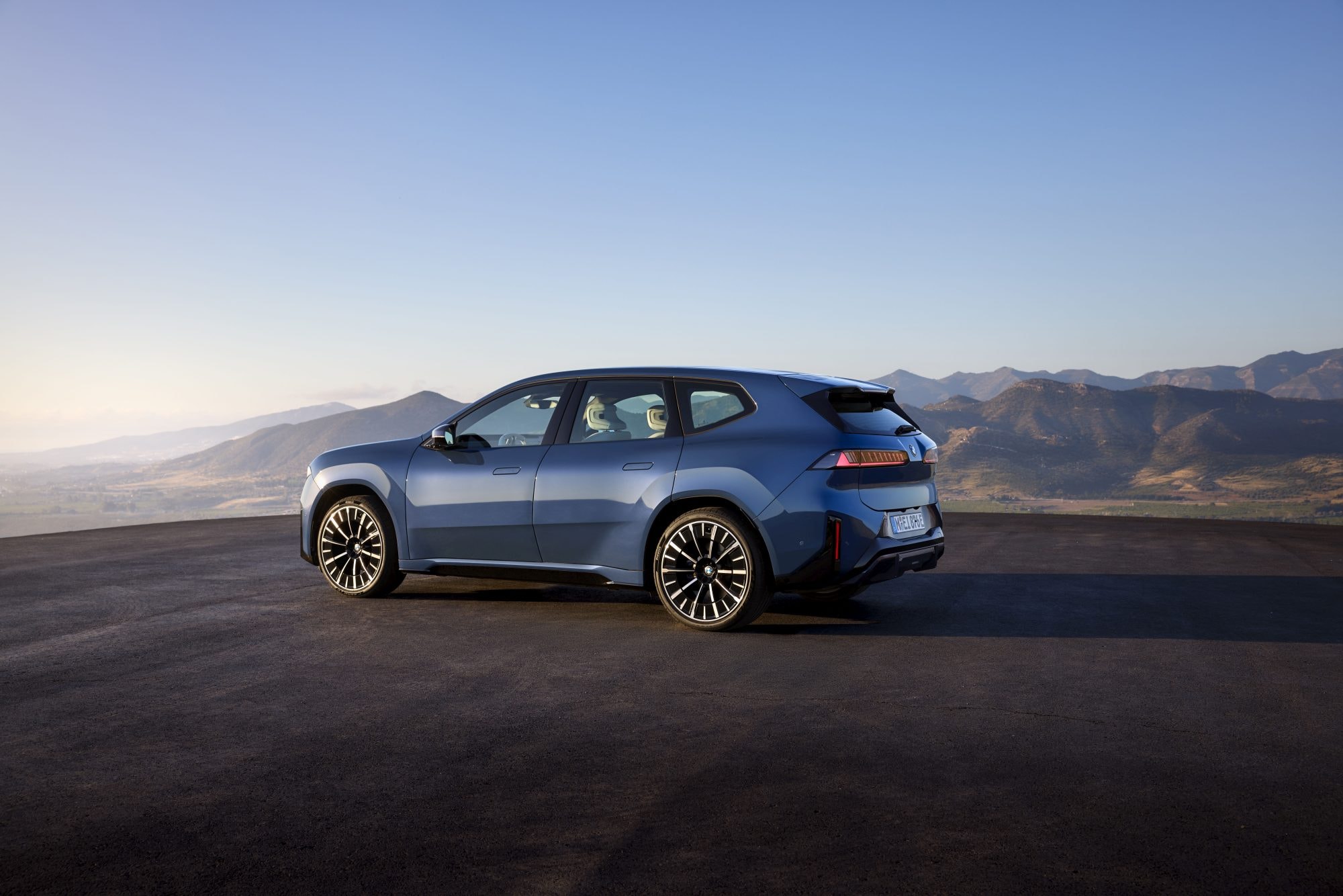 Logo de BMW en la parte trasera del iX3, destacando su elegancia.