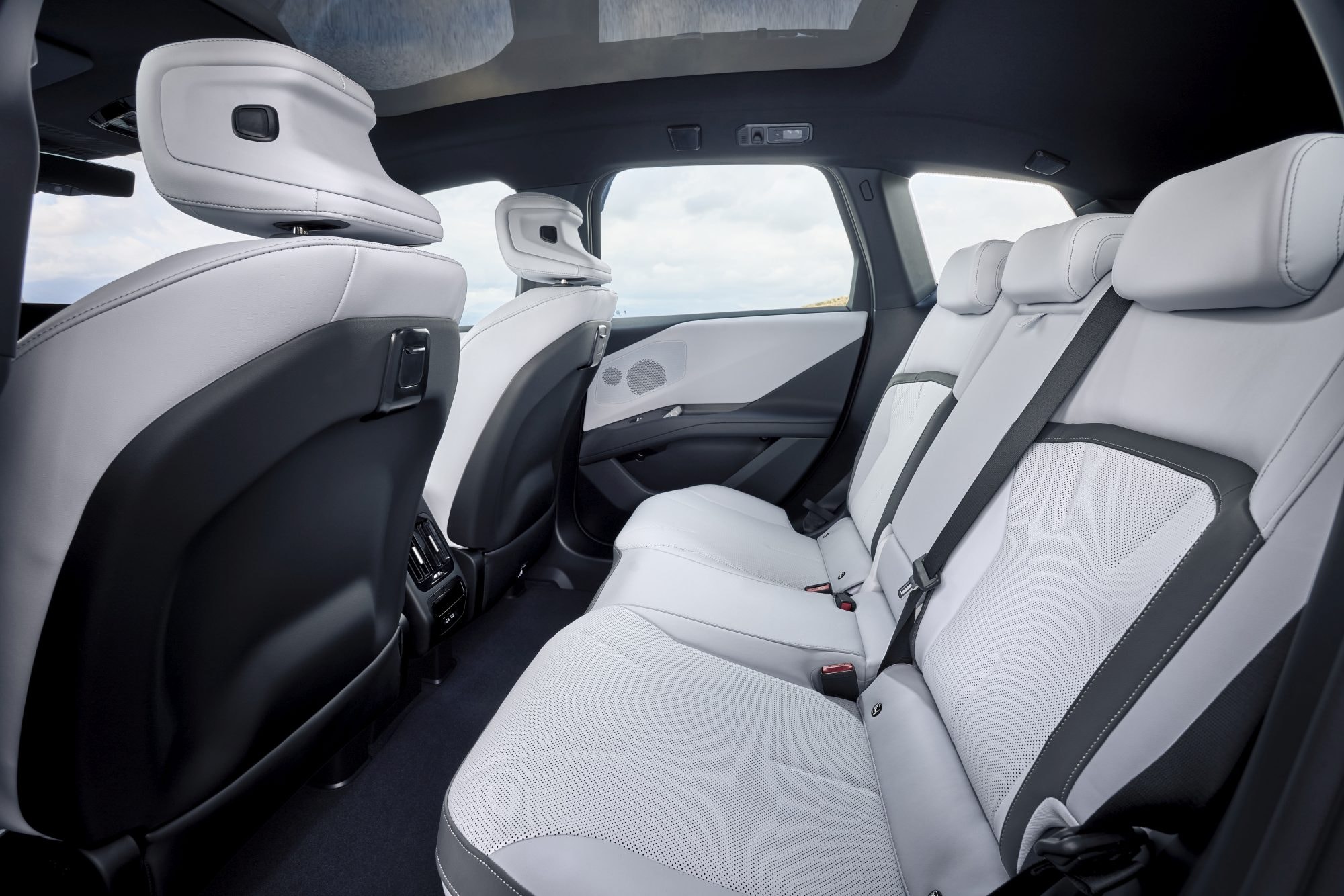 Asientos traseros cómodos y con amplio espacio para pasajeros.