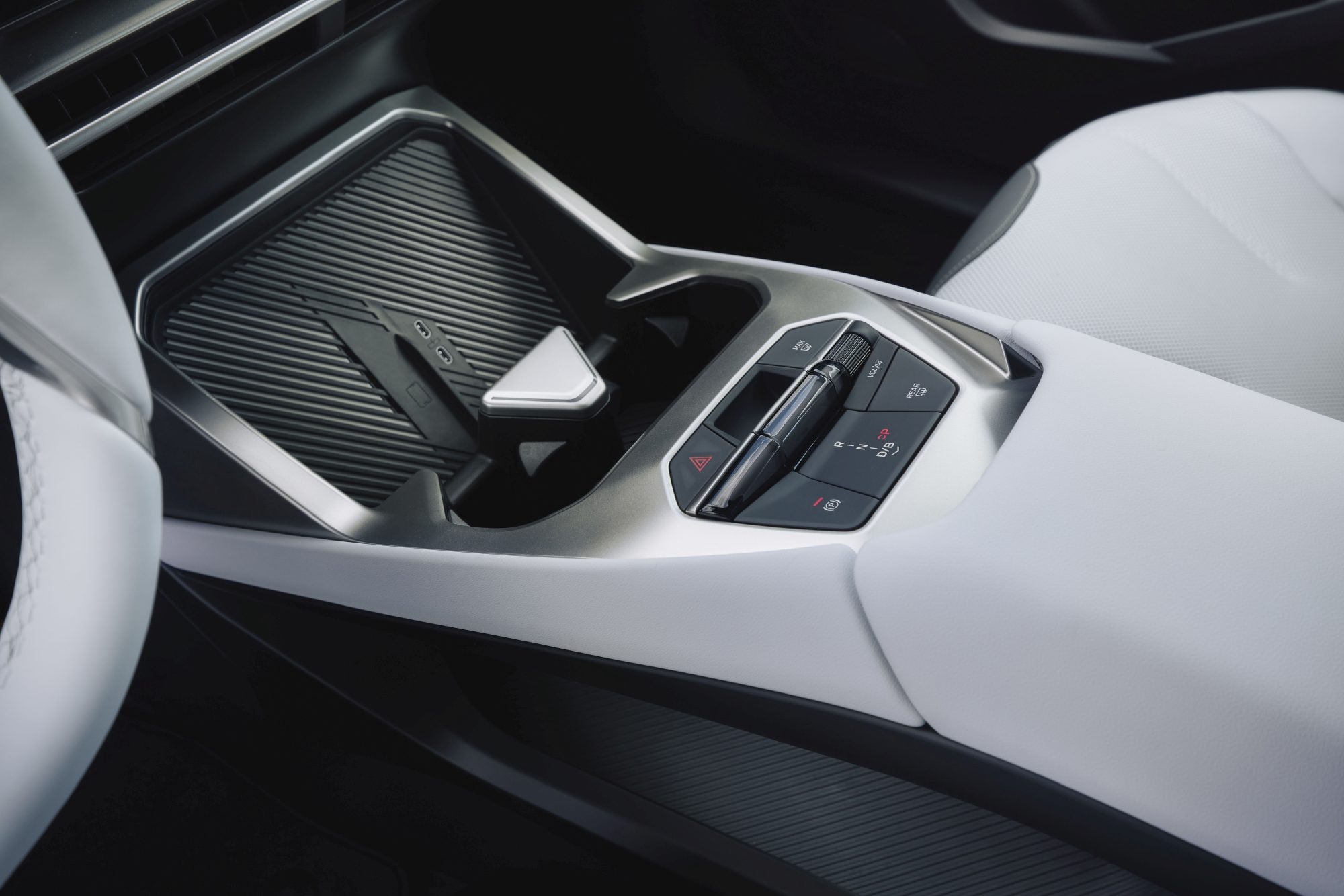 Console central moderna con acabados de alta calidad.