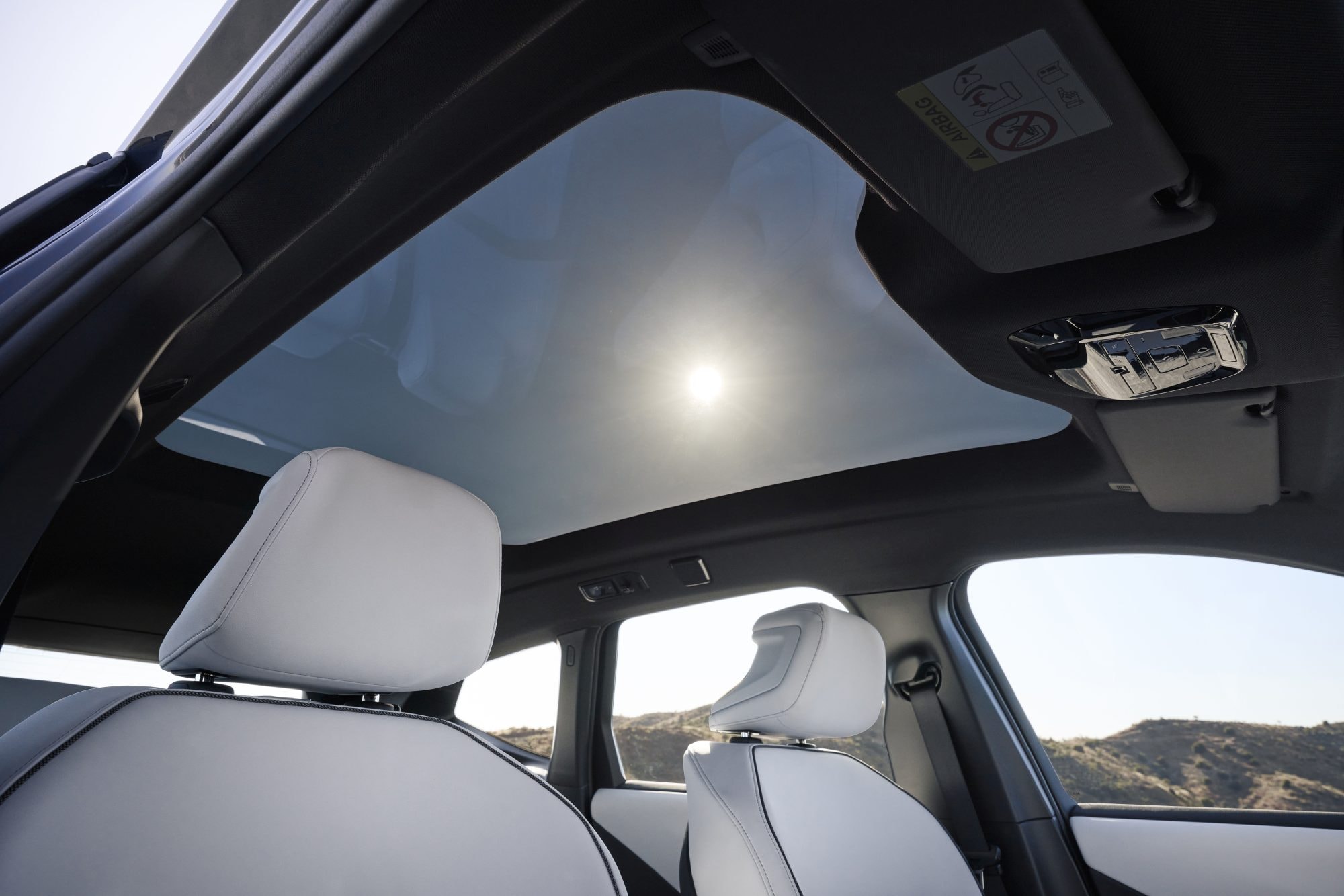 Techo panorámico que brinda luminosidad al interior del iX3.