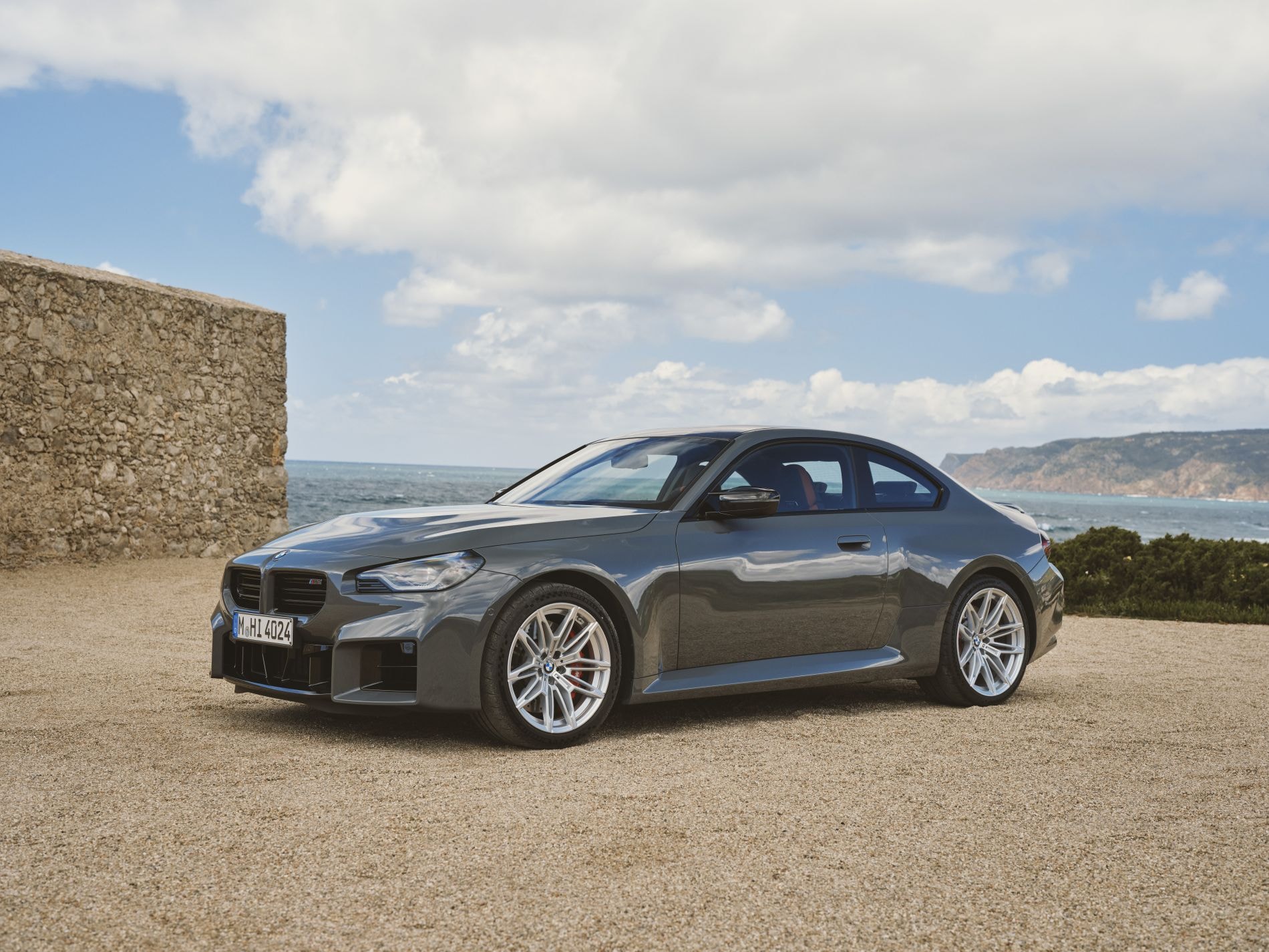 El BMW M2 destaca por su imponente diseño en un entorno natural.