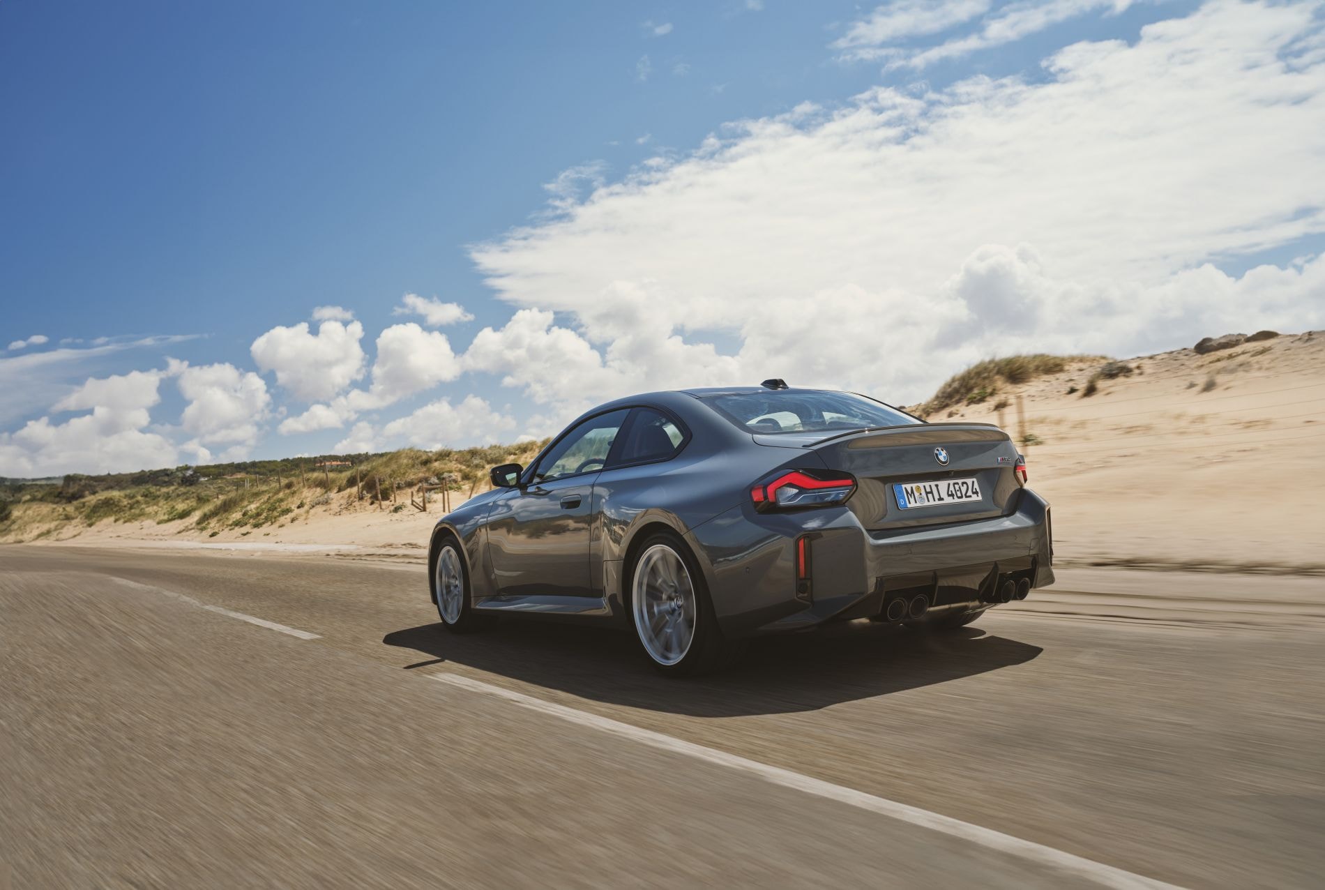 Frontal audaz del BMW M2 en movimiento, mostrando su agresividad.