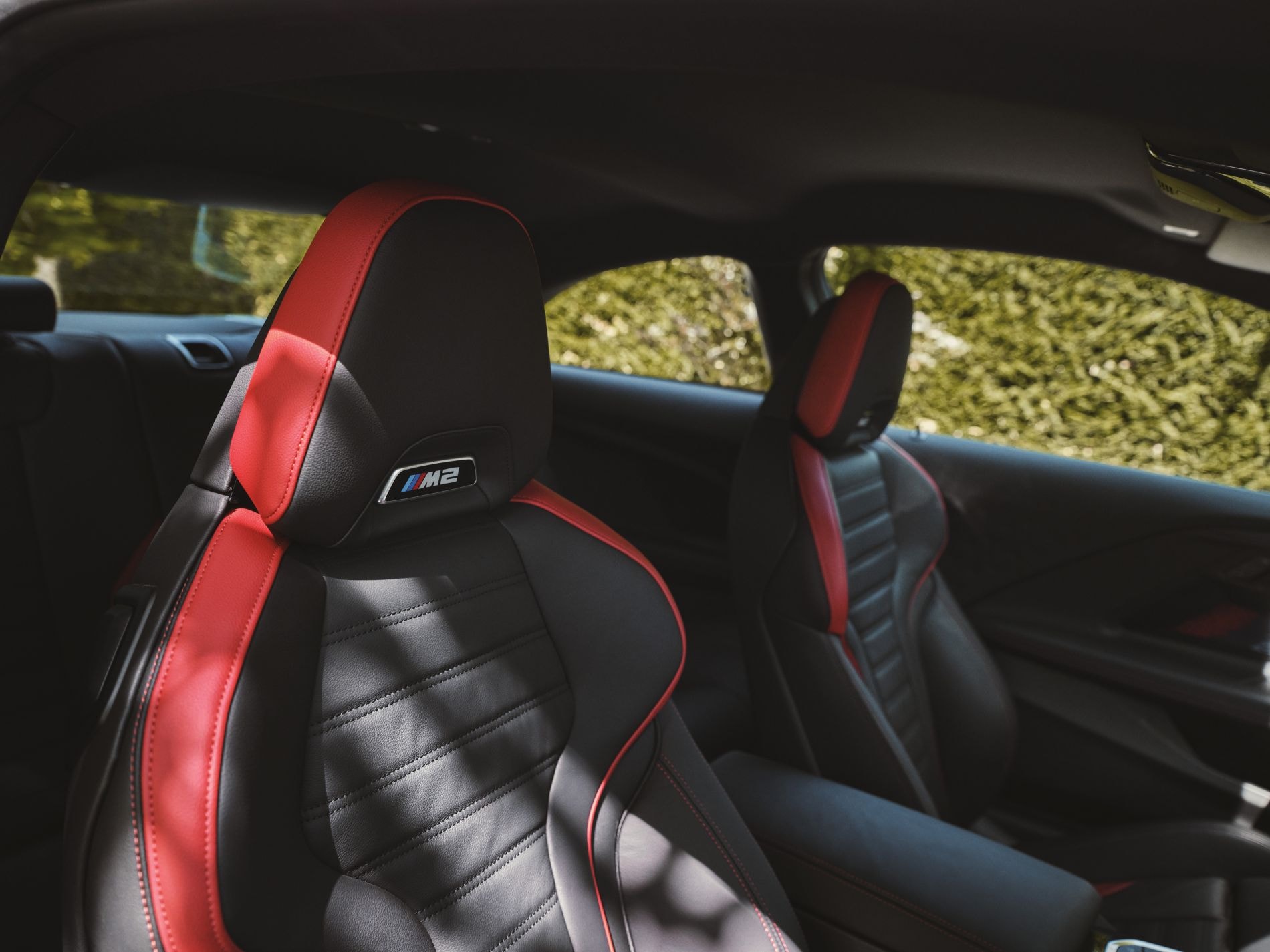 Asiento trasero de diseño deportivo, ideal para viajes dinámicos.