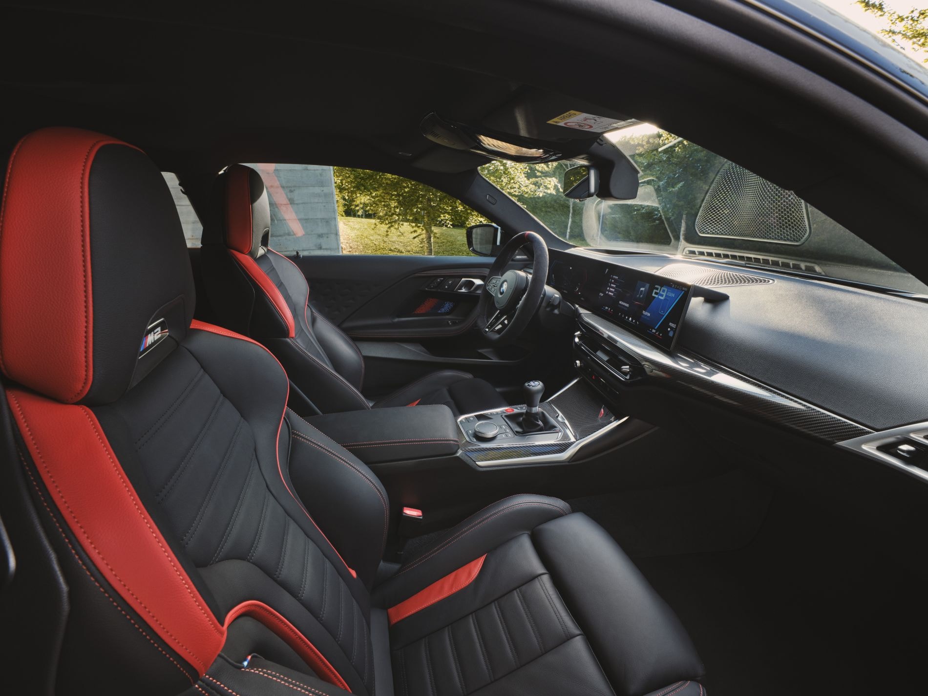 Asientos delanteros con estilo y confort, perfectos para el conductor.