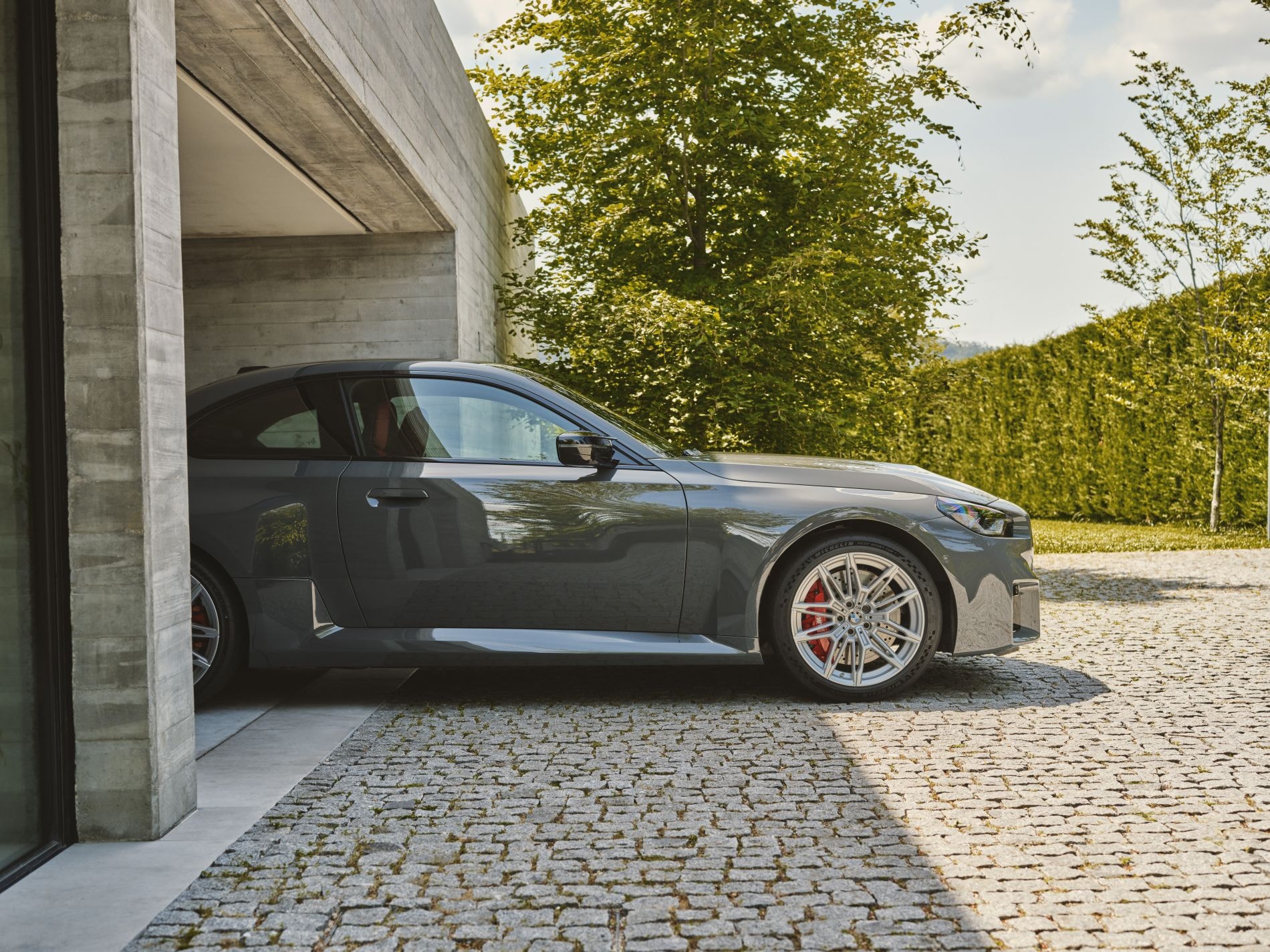 Interior del BMW M2 centrado en el paisaje atractivo y moderno.