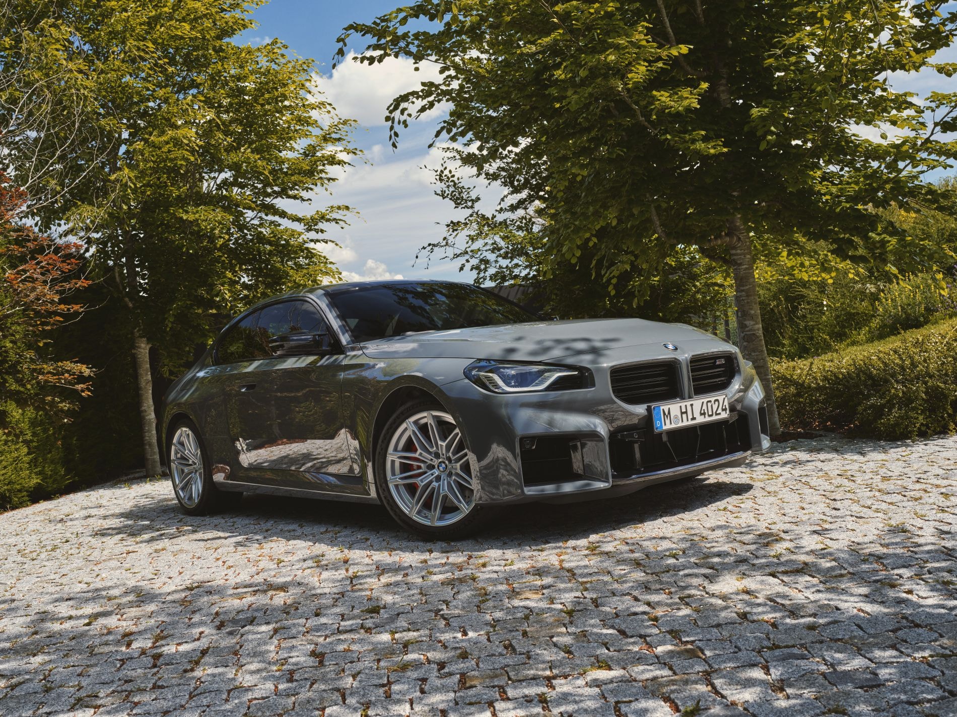Perspectiva frontal del BMW M2, destacando su diseño contundente y elegante.