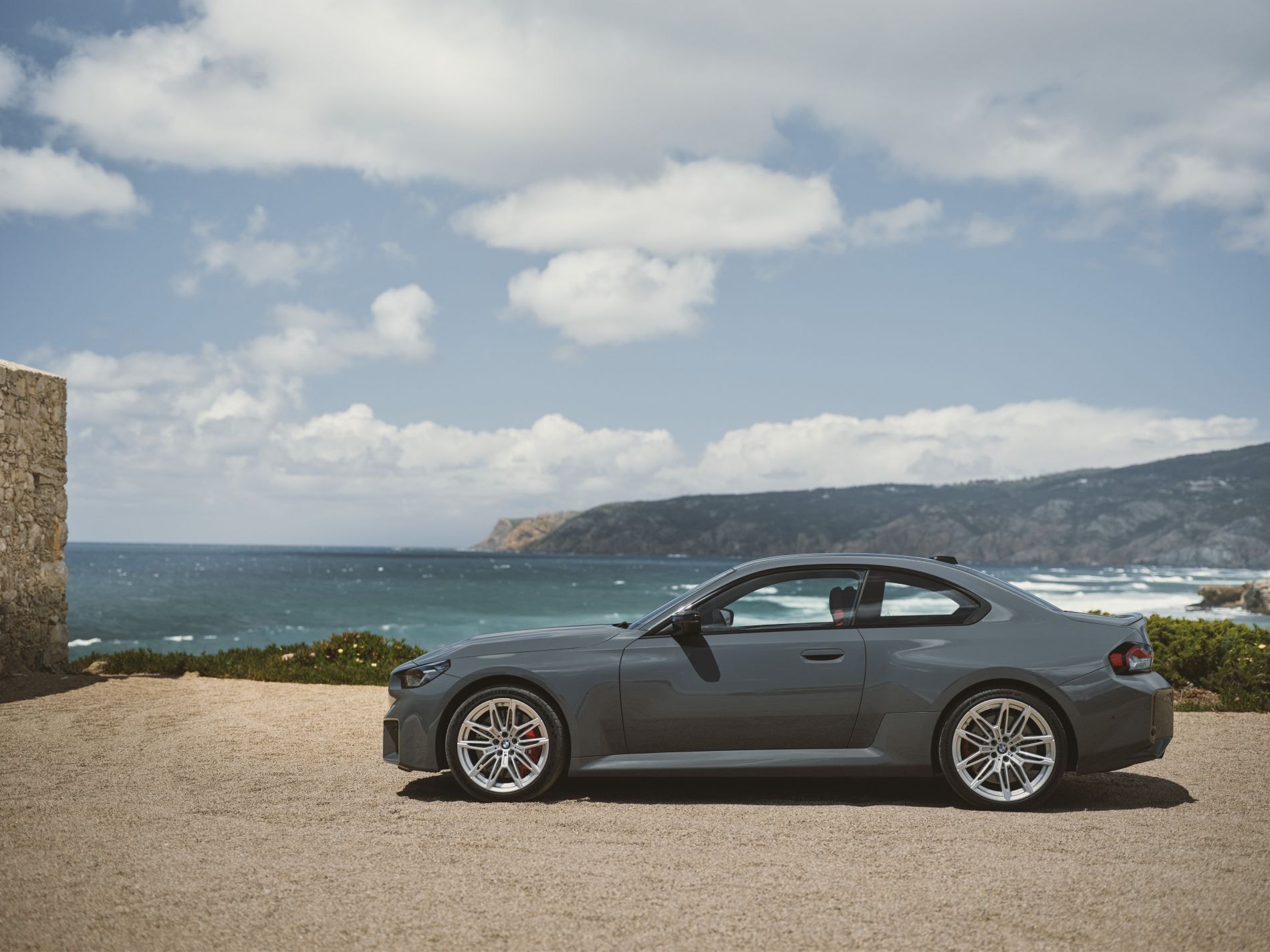 Vista frontal y lateral del BMW M2, mostrando su parrilla y faros distintivos.