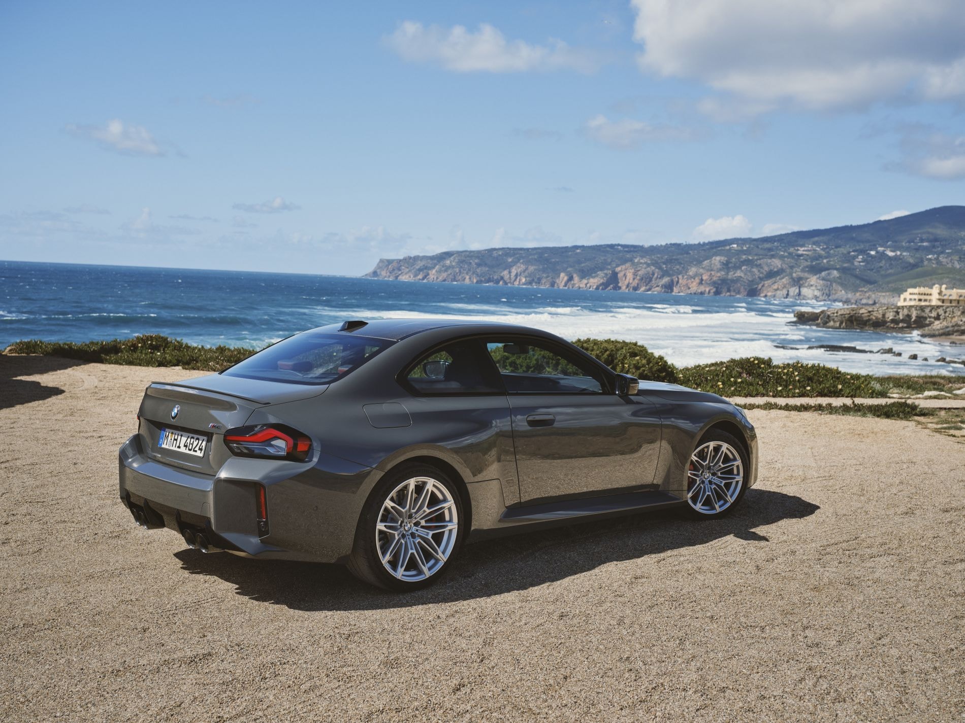 Vista frontal del BMW M2, con un fondo impresionante, destacando su agresividad.